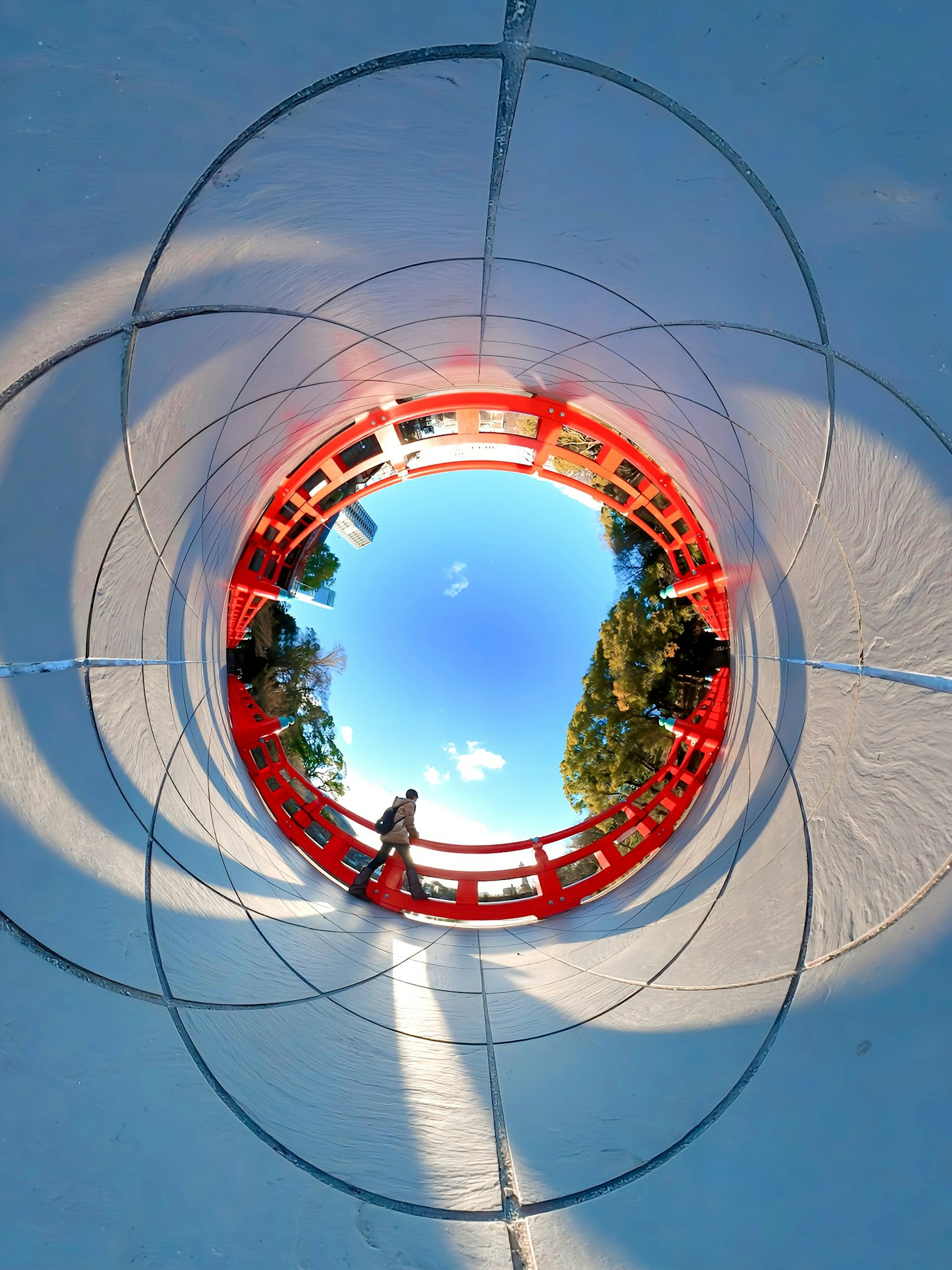 Vue de l'intérieur d'un tunnel circulaire avec un pont rouge