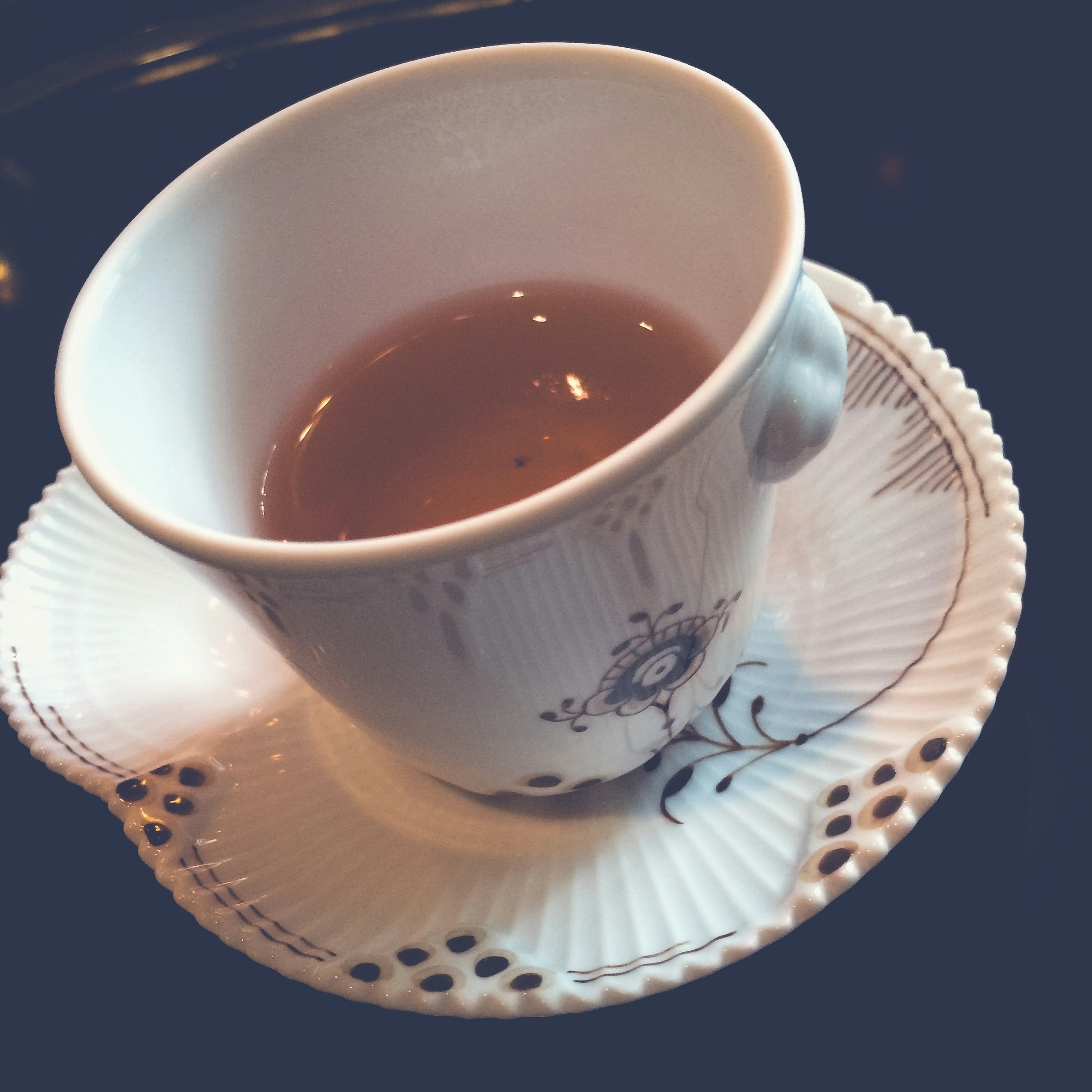 花紋茶杯裡的茶
