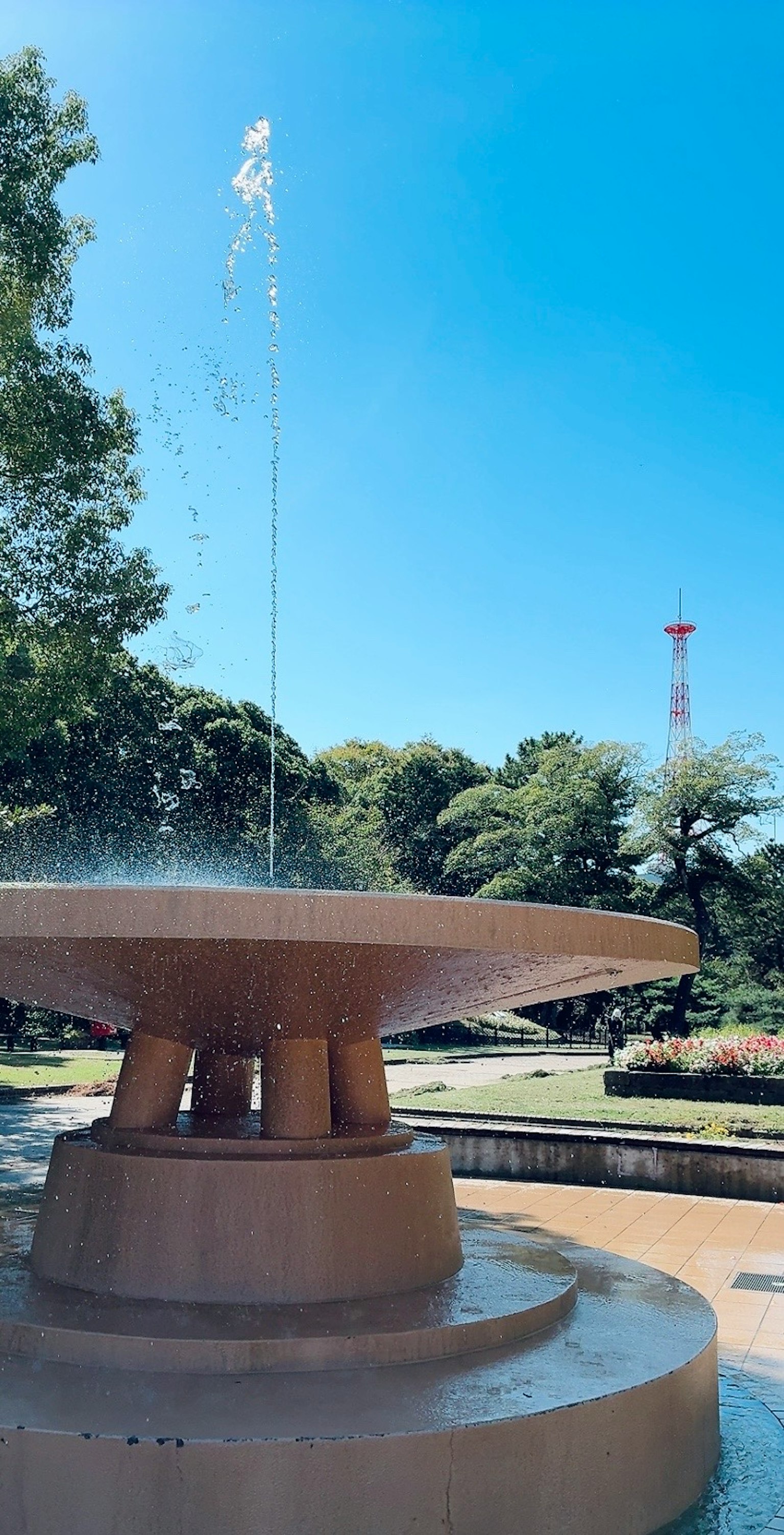 公園の噴水と青空の風景 噴水から水が噴き出している