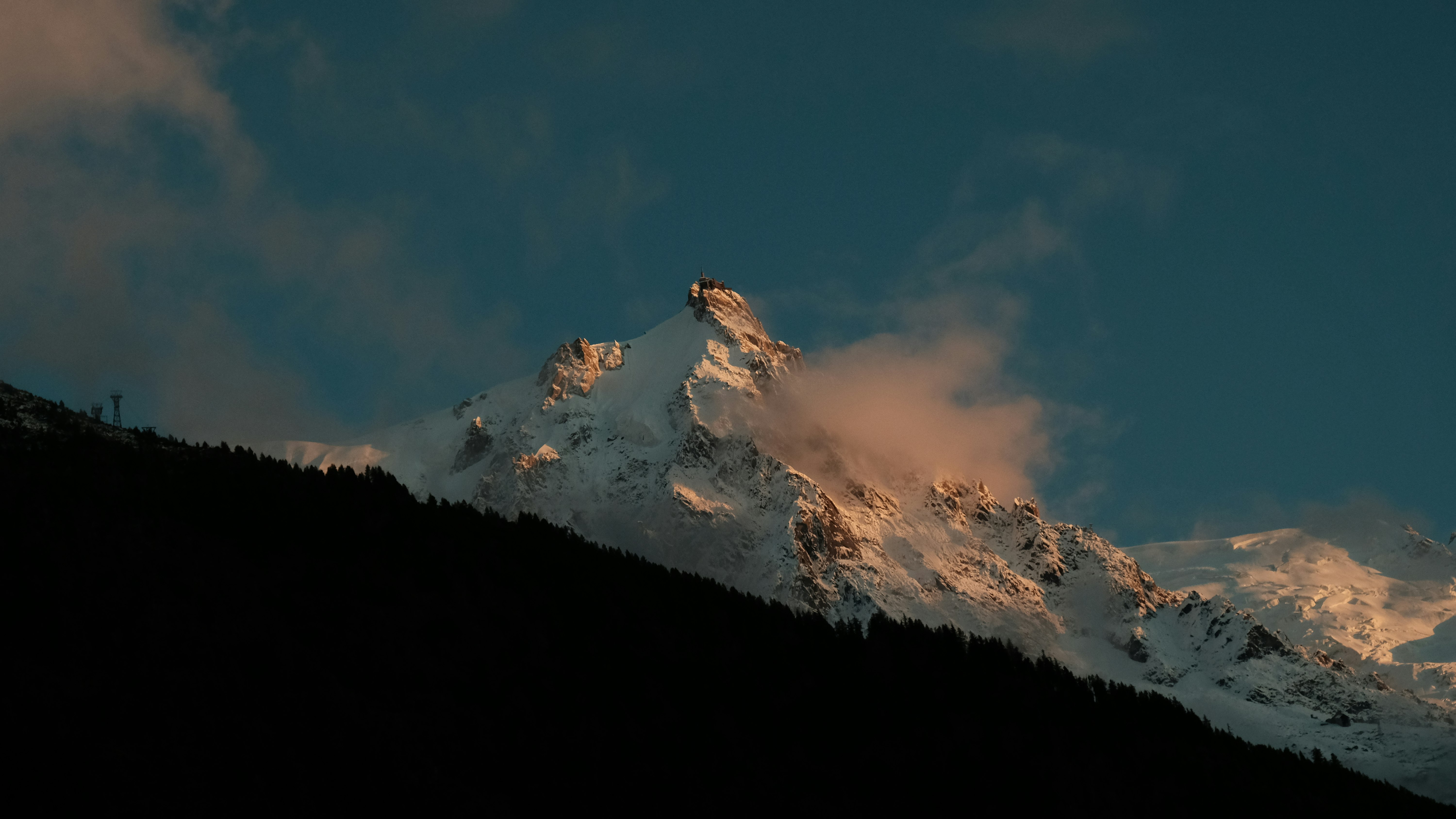 夕暮れの山稜に広がる雪と雲の風景