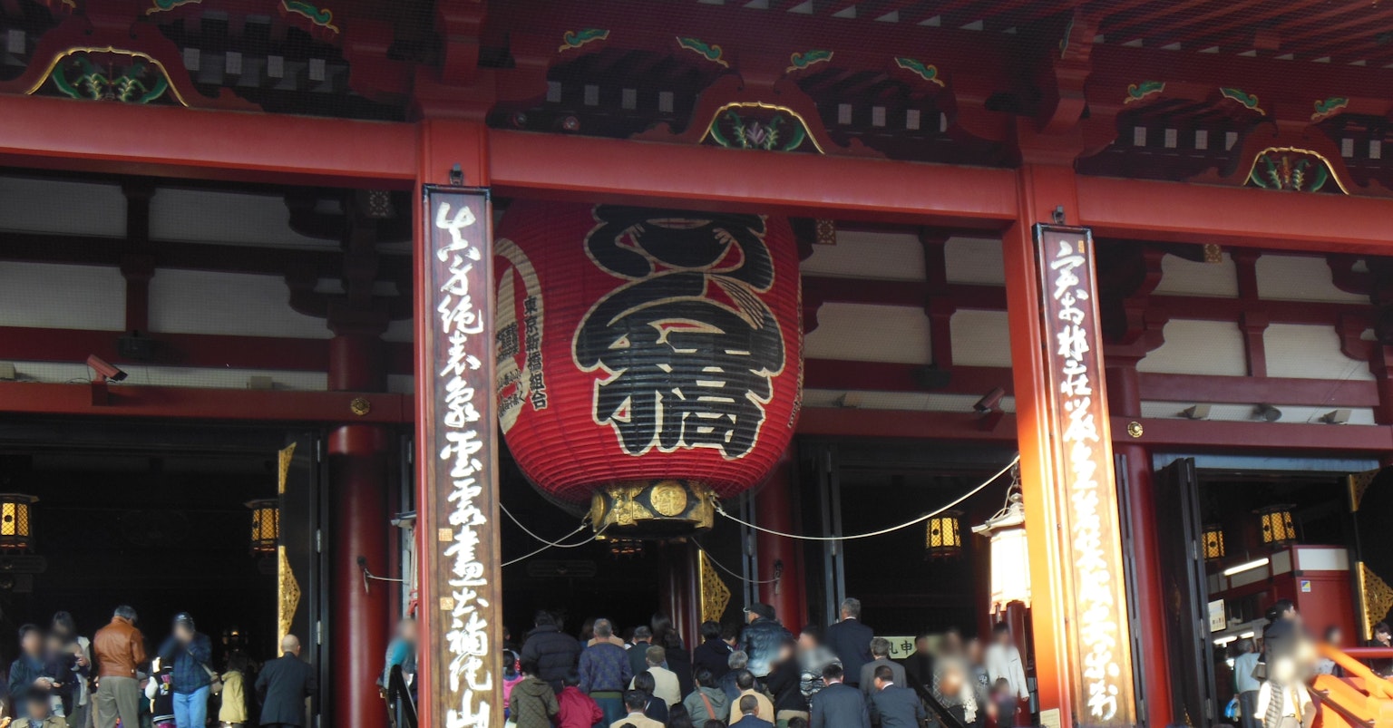 Große rote Laterne am Senso-ji Tempel mit einer belebten Menge