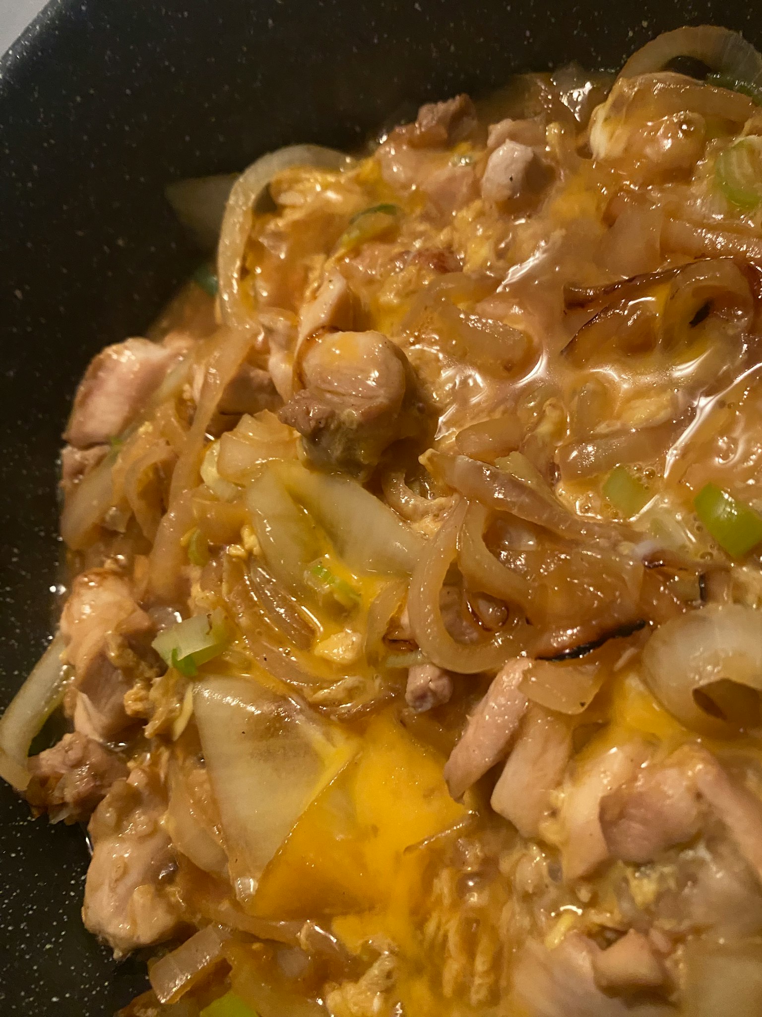 ไก่และผักผัดในกระทะ
