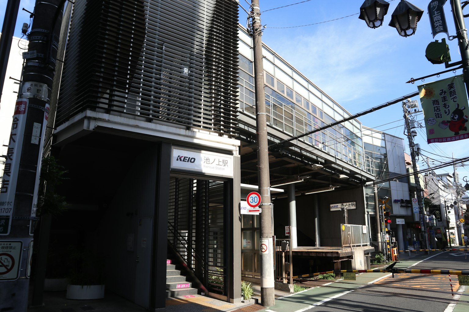 도시 거리 풍경의 맑은 파란 하늘과 현대 건물