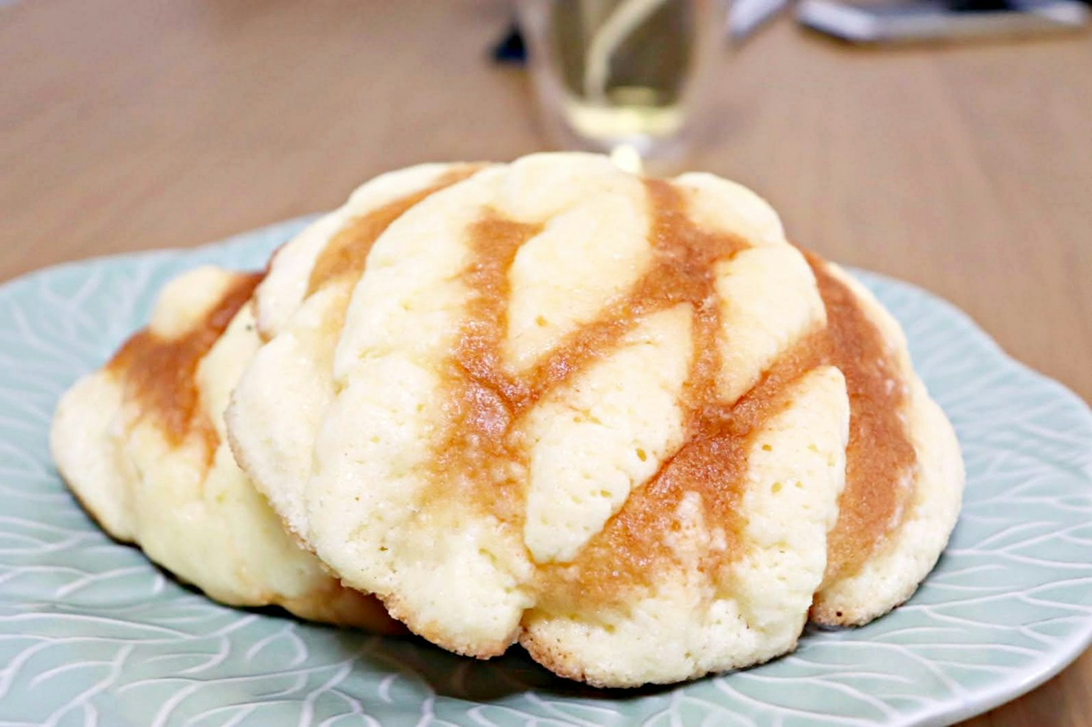 Deux pains melon sur une assiette bleue