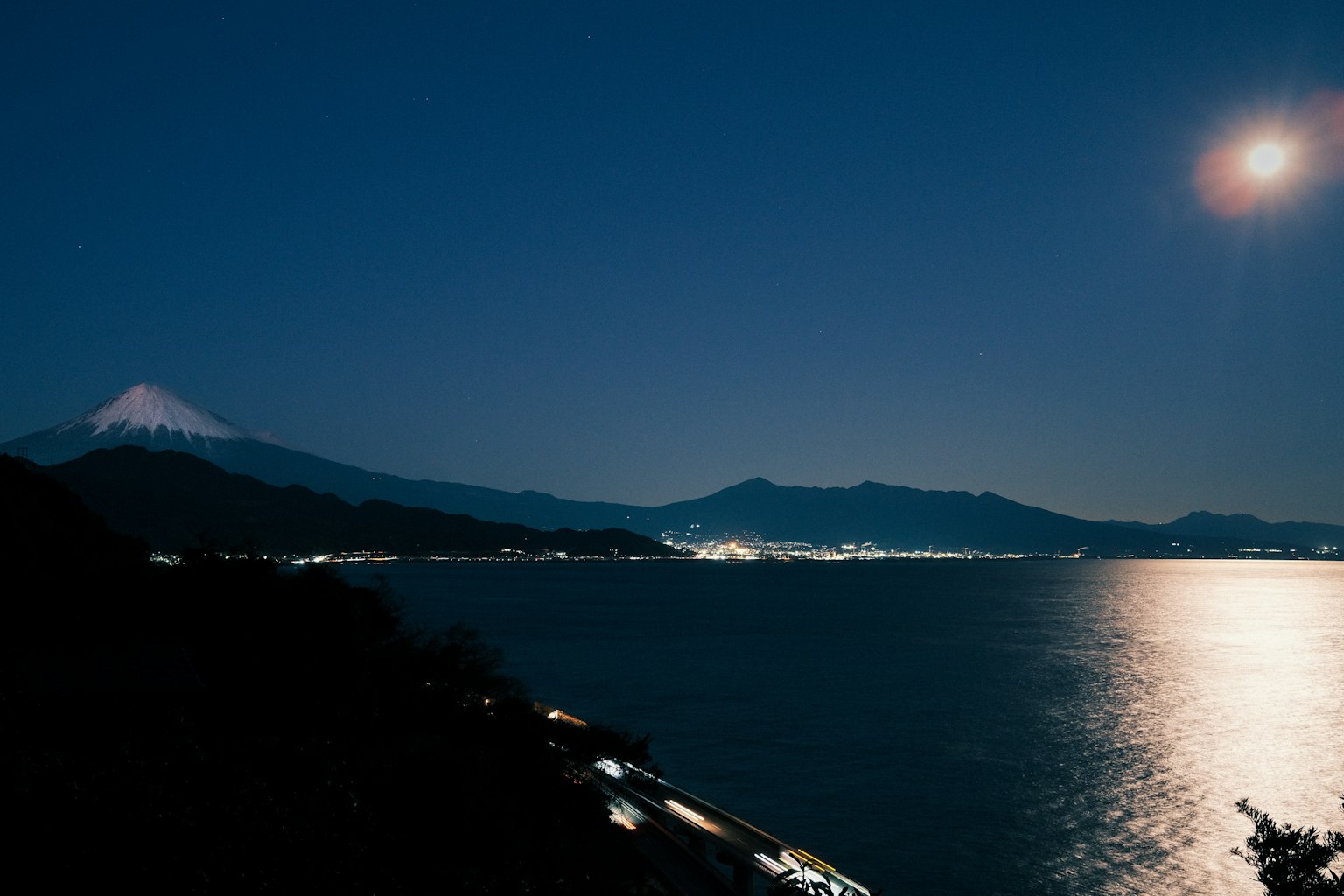 Nachtsicht des Fuji mit Mondlicht, das sich im See spiegelt