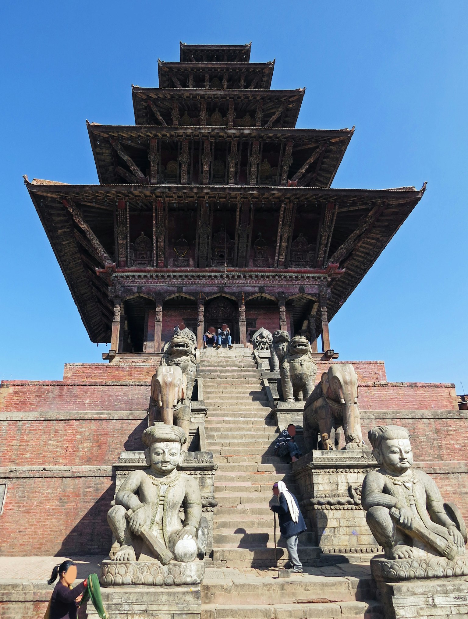 Temple historique au Népal avec des escaliers et des statues de lions sculptées