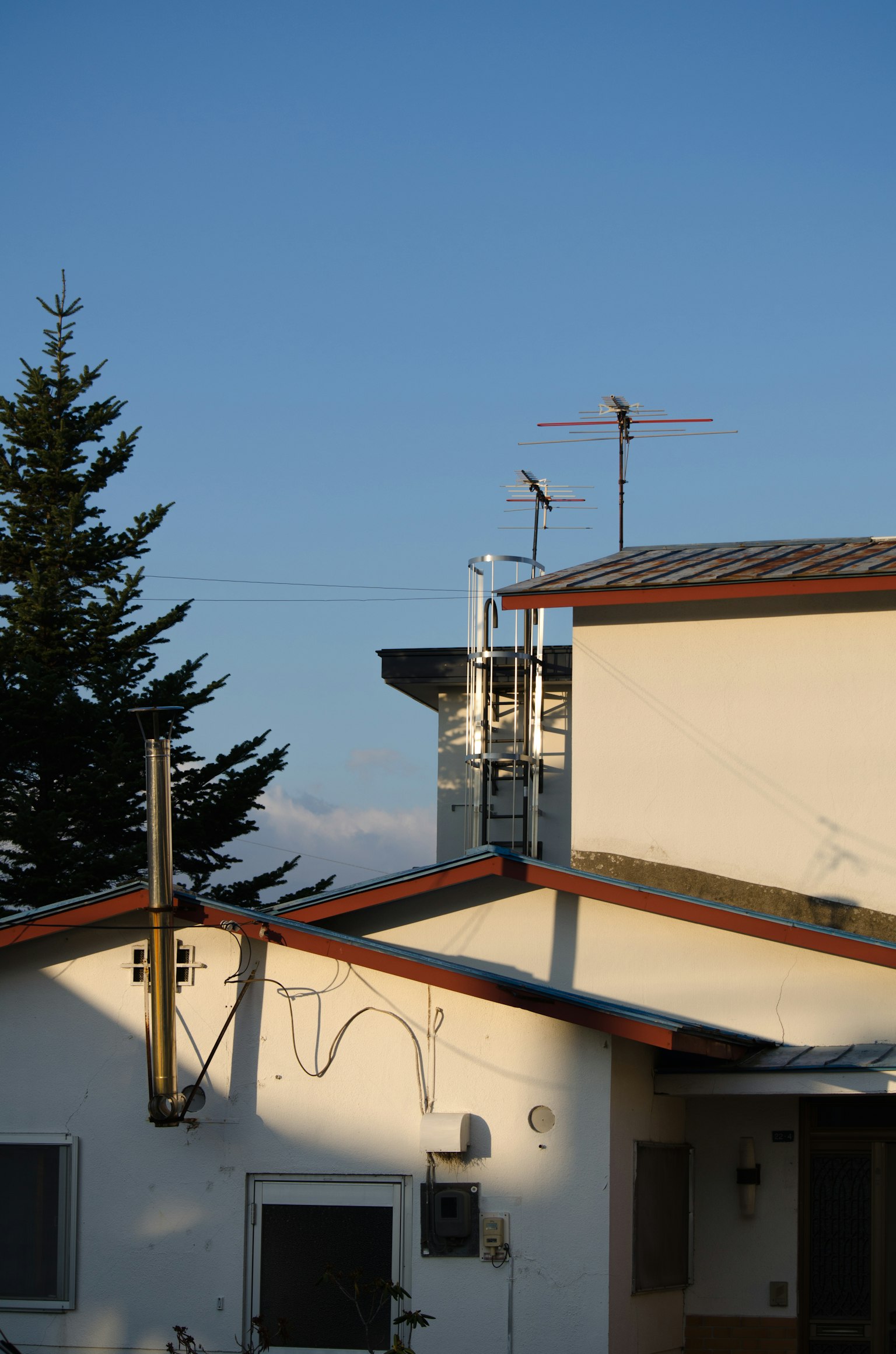 Edificios residenciales con techos distintos bajo un cielo azul