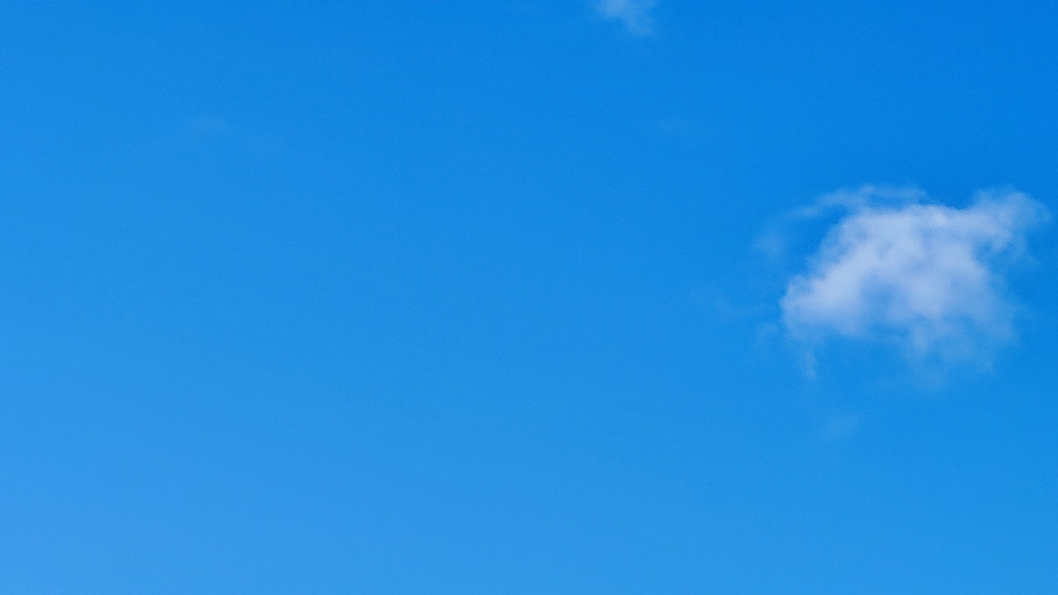 Un cielo blu chiaro con alcune nuvole bianche