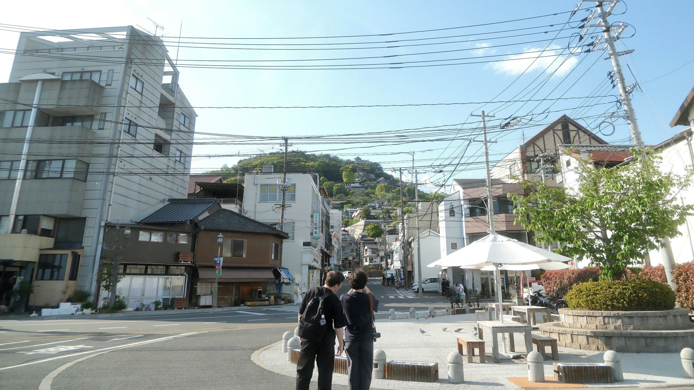 街角のベンチと屋外テントのある住宅地の交差点