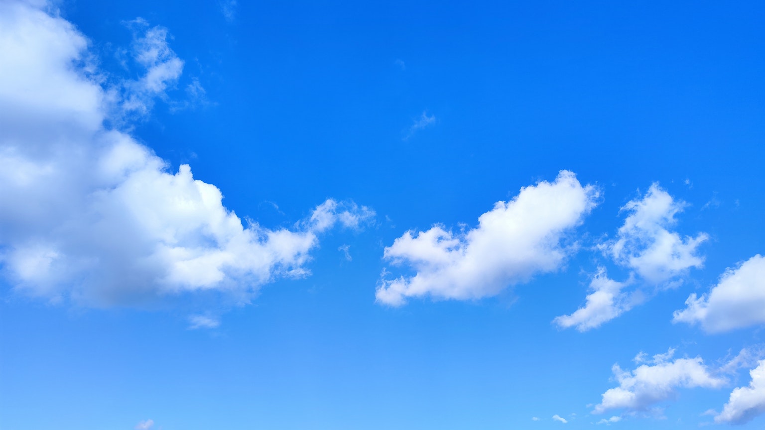 Langit biru cerah dengan awan putih berbulu