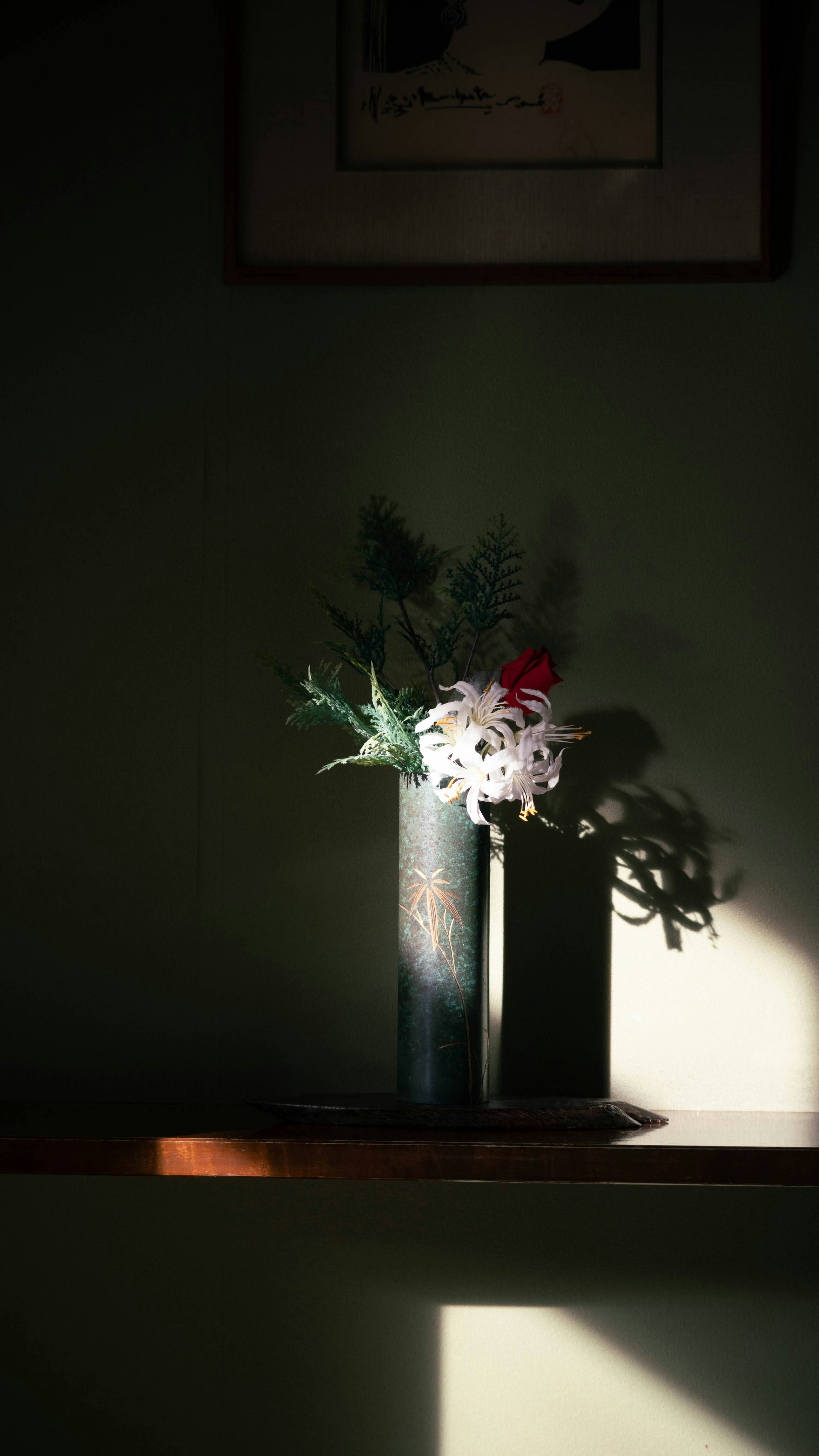 和室の床の間に飾られた花瓶の花