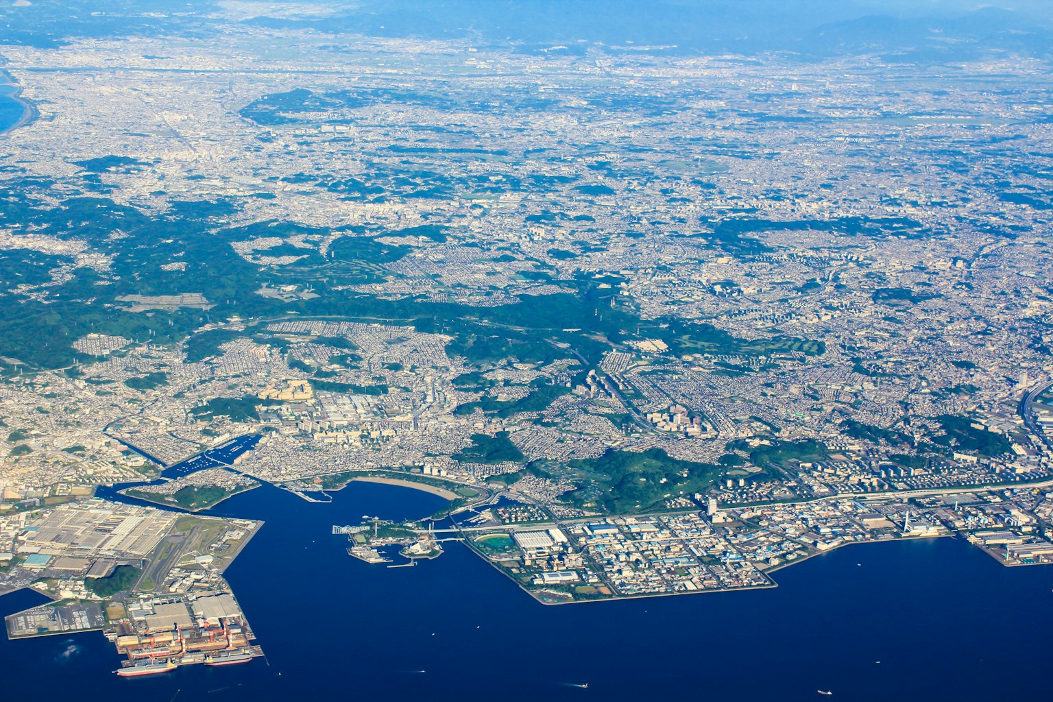 东京的空中视角展示城市景观和海洋