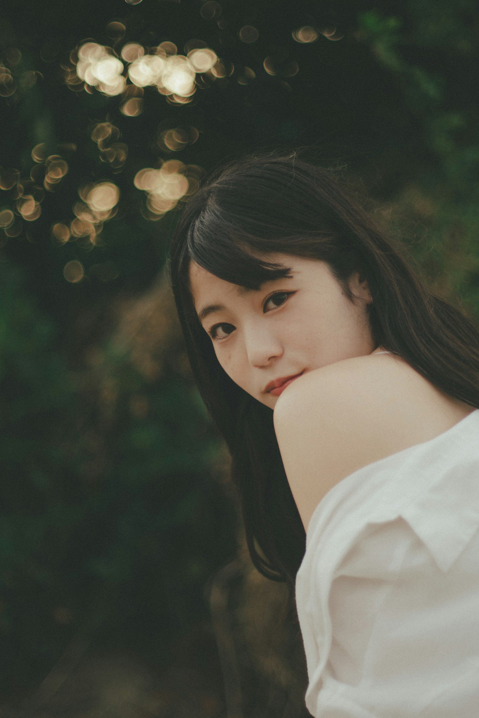 Chân dung của một người phụ nữ mỉm cười trong thiên nhiên