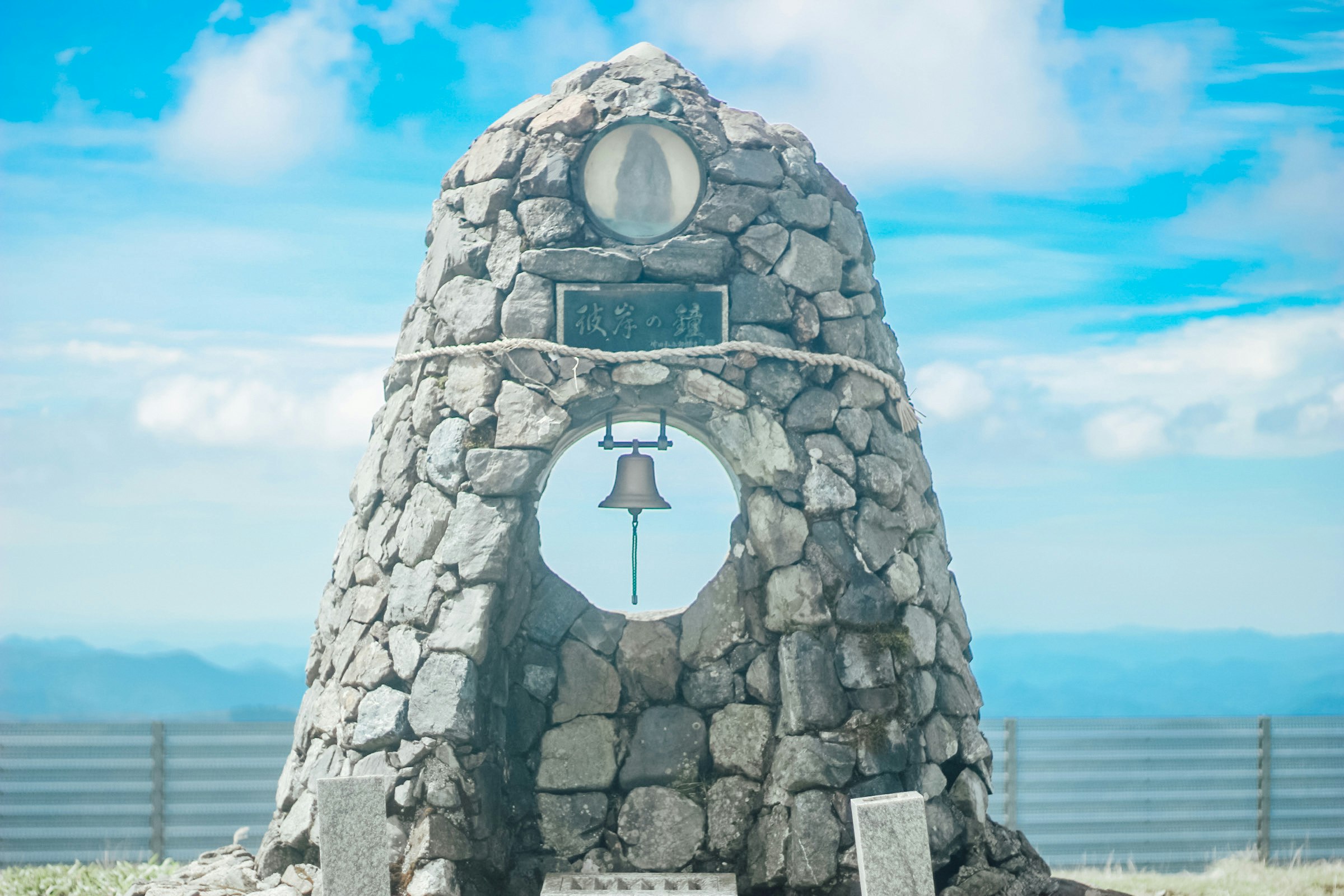 海邊石質小型教堂風紀念碑