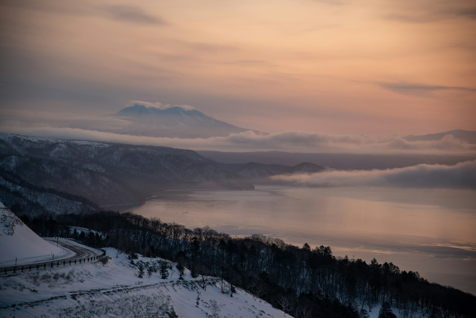 雪覆蓋的山景與日落天空