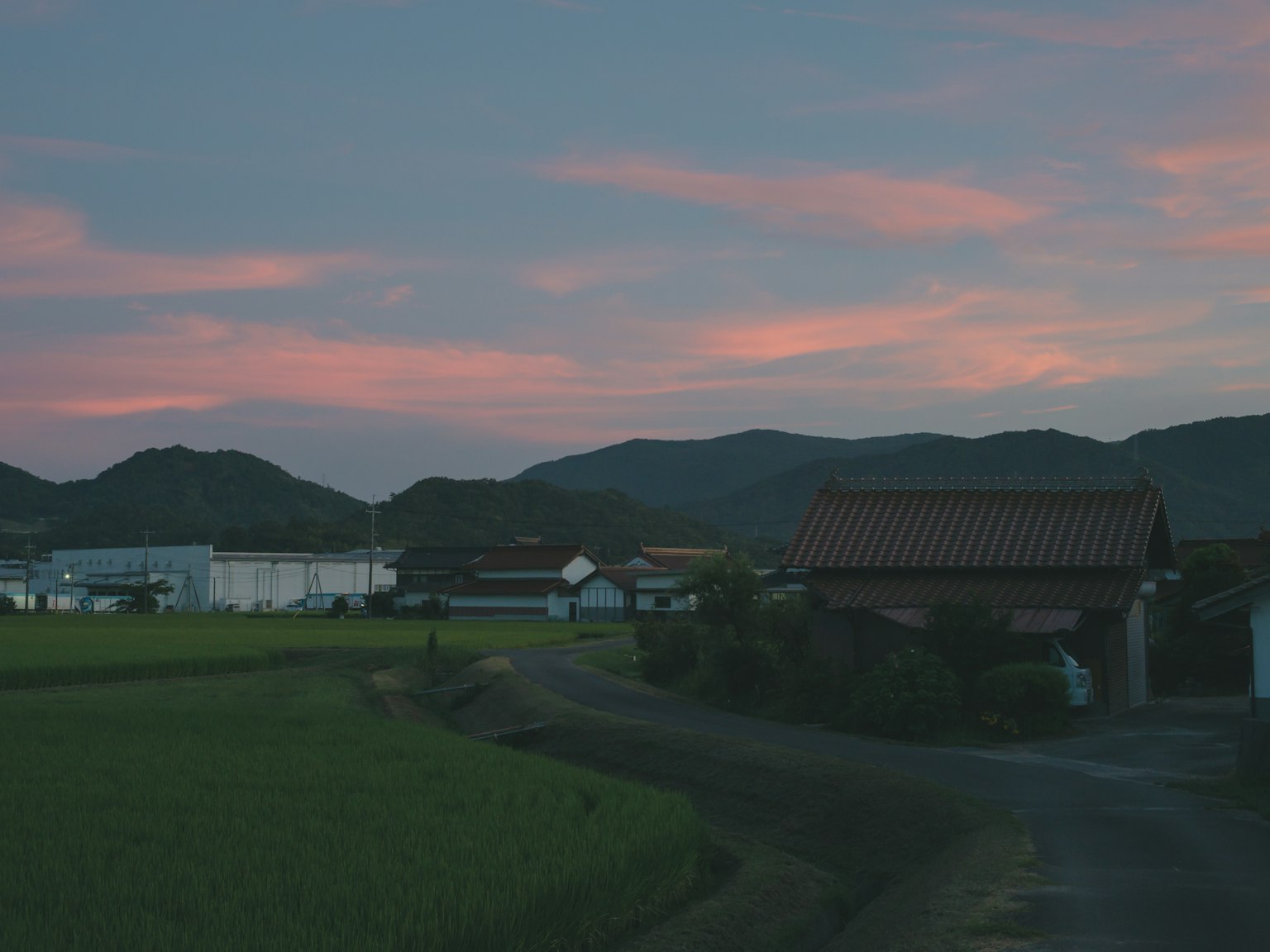 夕焼けに染まる田舎の風景と家々