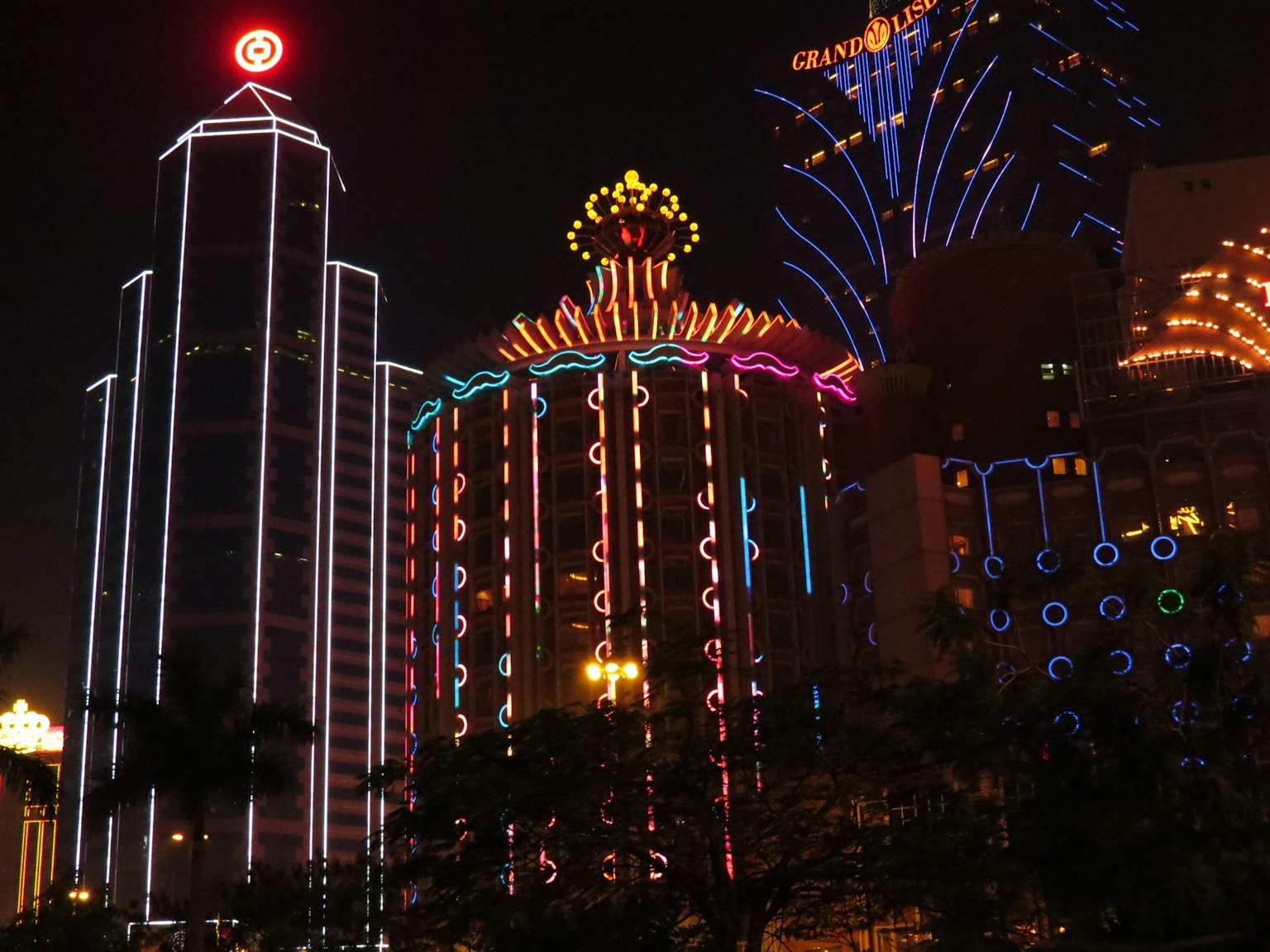 Bunte Neonlichter erhellen Casino-Gebäude bei Nacht