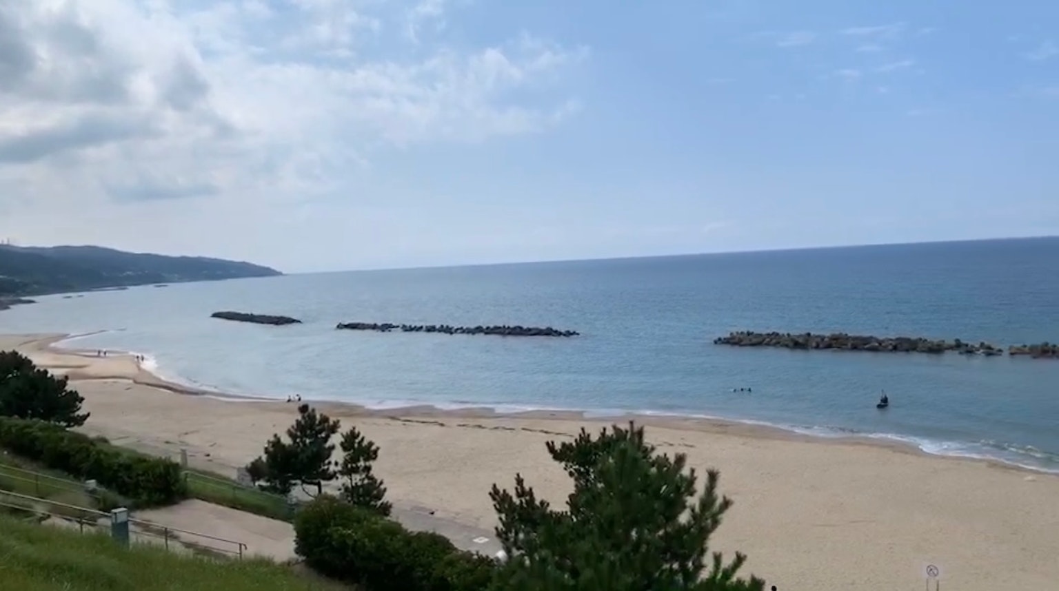 ทิวทัศน์ที่สวยงามของชายหาดที่เงียบสงบมีทะเลสีฟ้าและชายฝั่งทราย