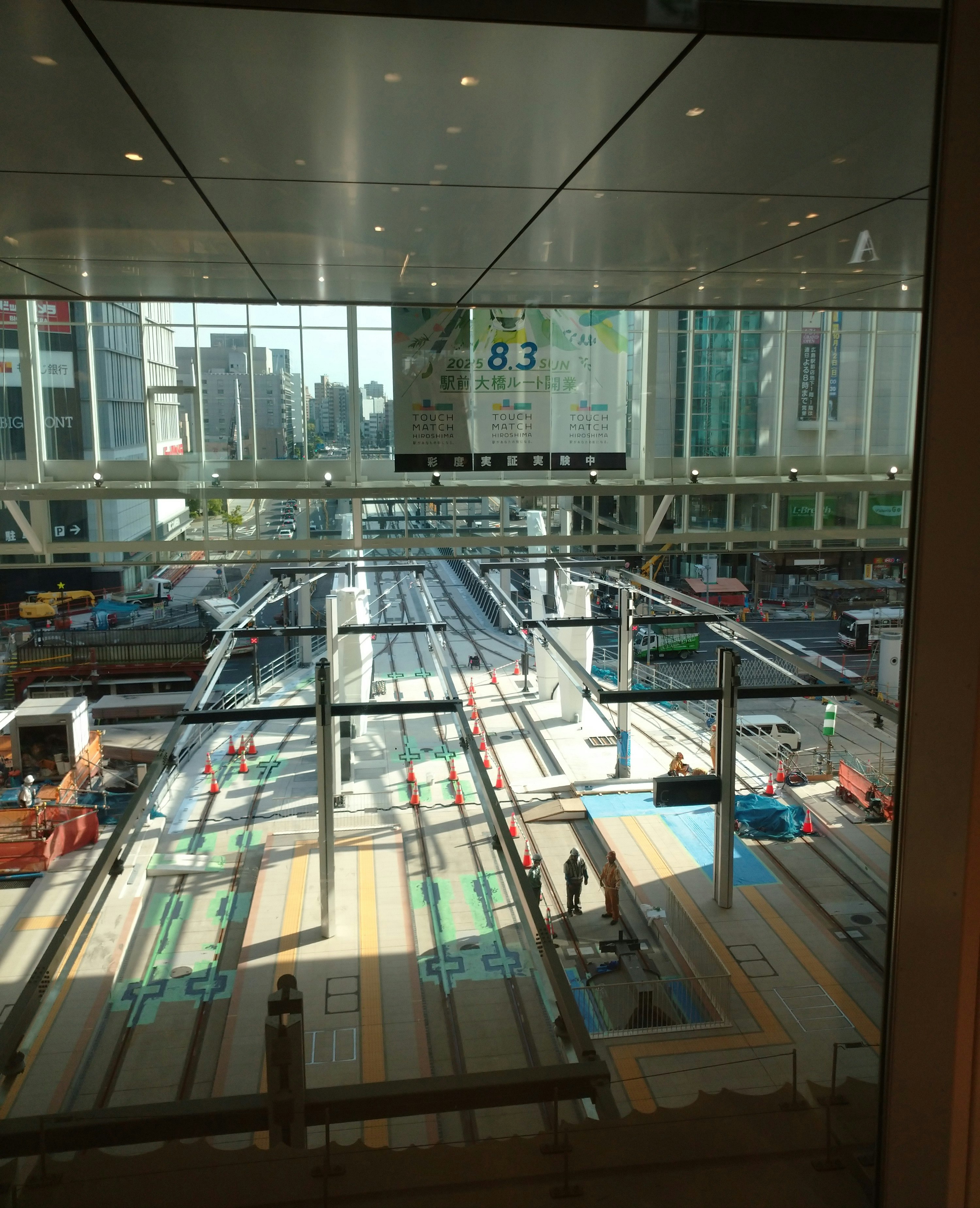 工事中の線路とホームのある駅構内