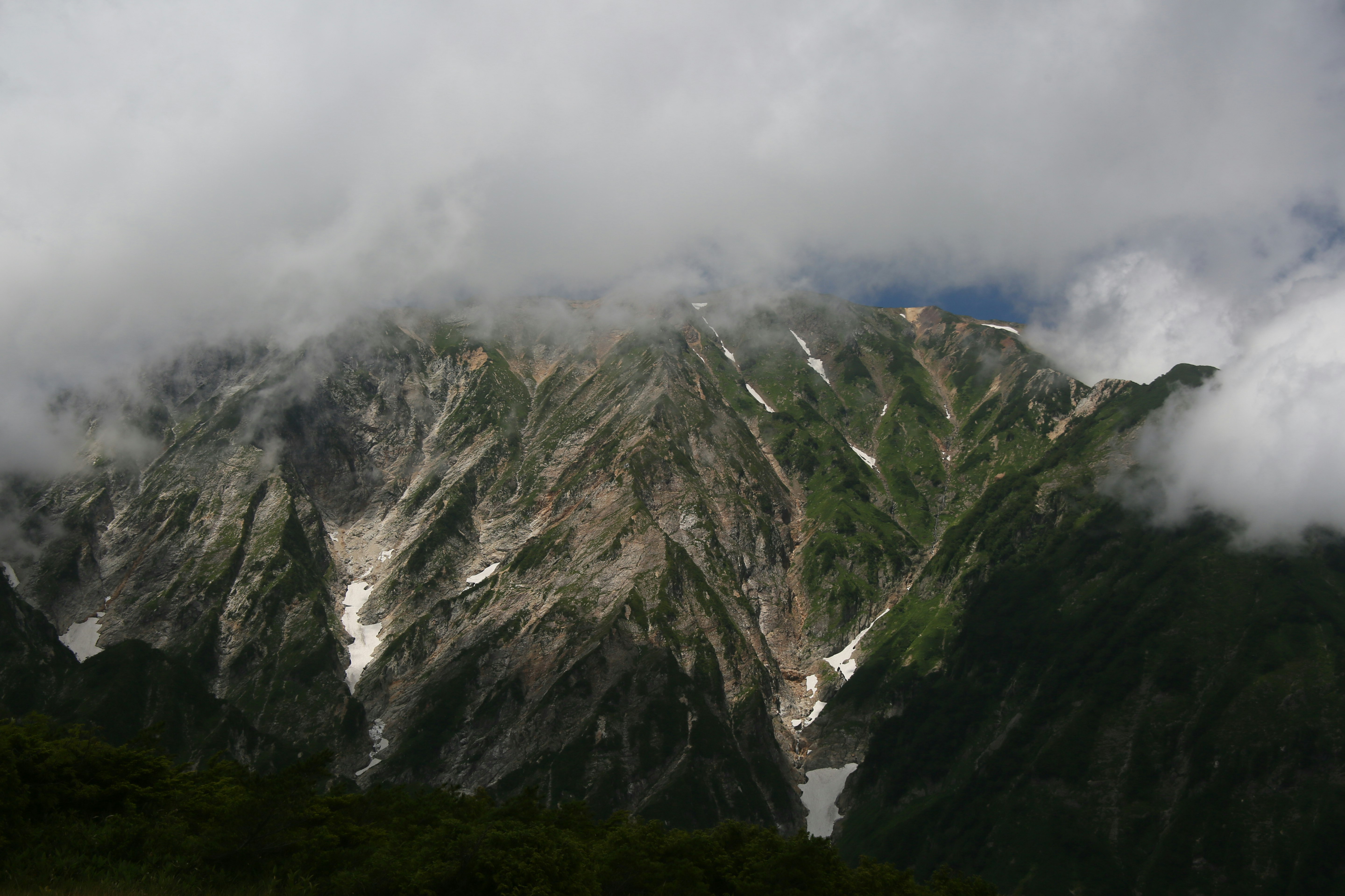 霧に包まれた山稜と谷の景色