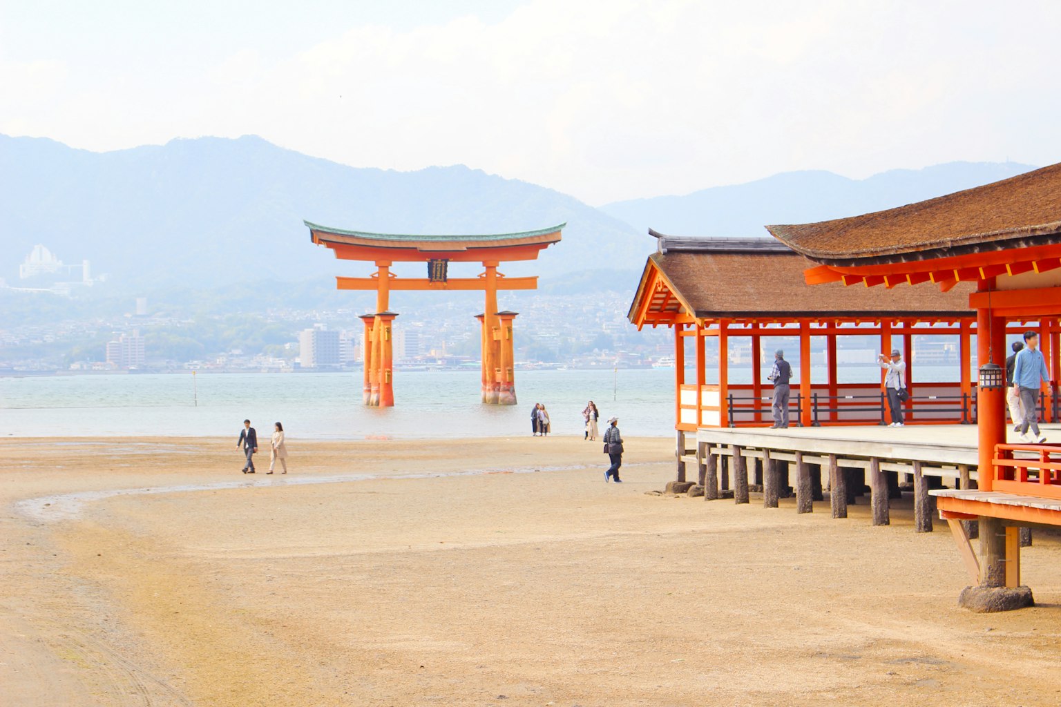 海邊紅色鳥居和傳統日本建築的景色