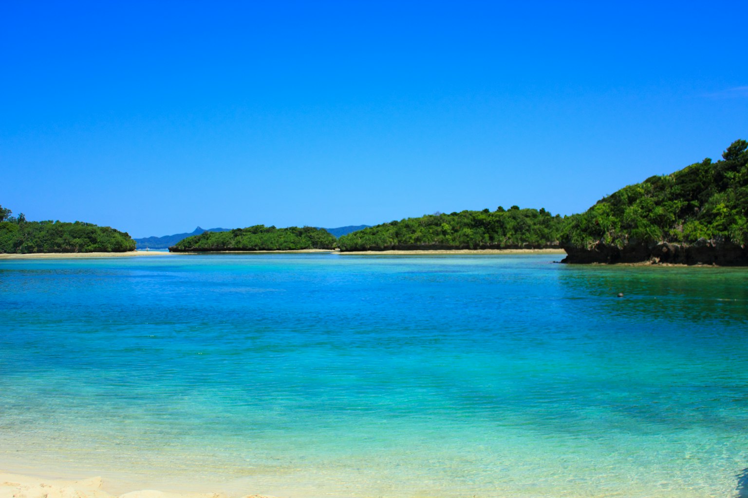 Splendida vista di spiaggia con oceano blu e isole verdi