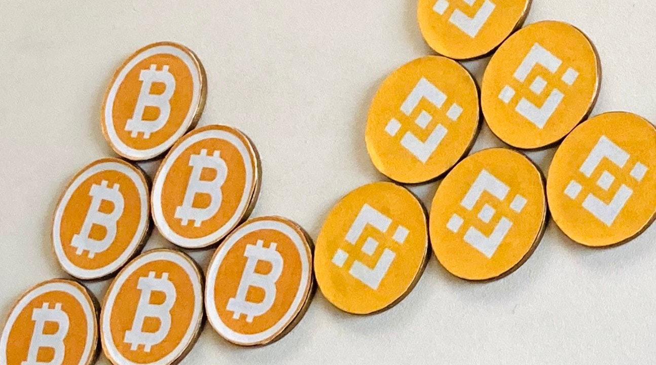 Koin bergaya Bitcoin tersusun di atas permukaan