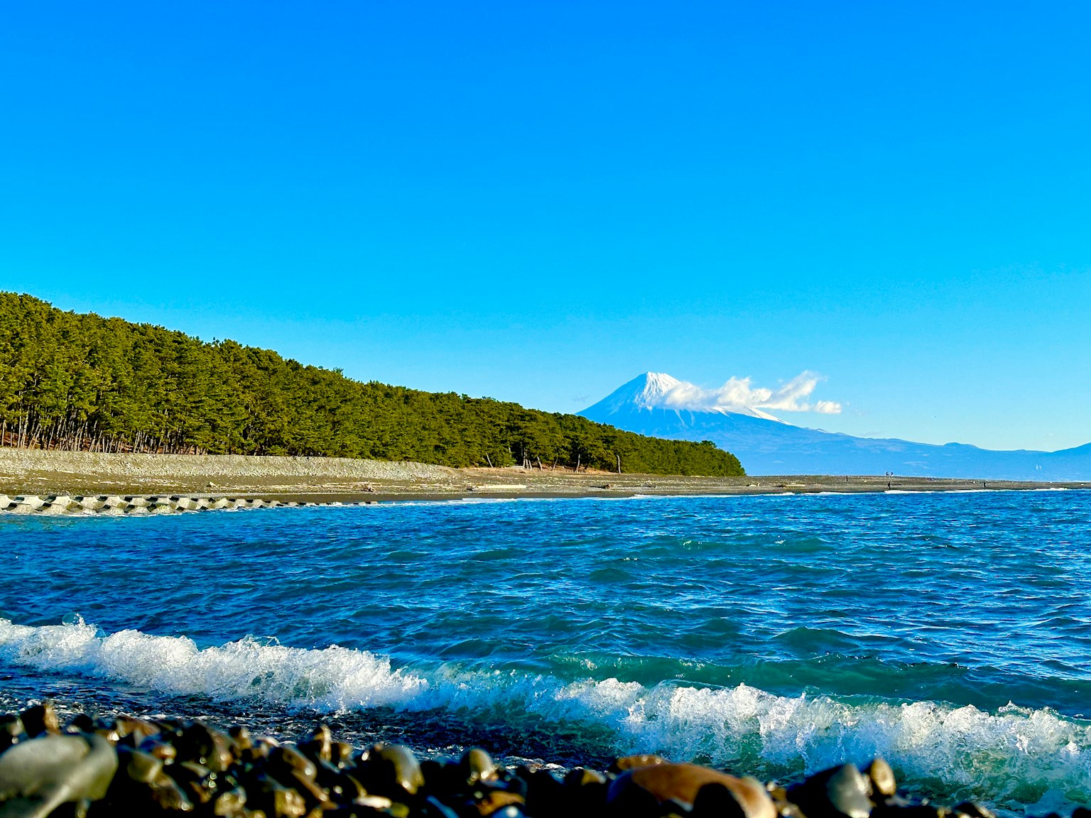 Vue panoramique d'un ciel bleu et d'une mer calme avec le mont Fuji au loin