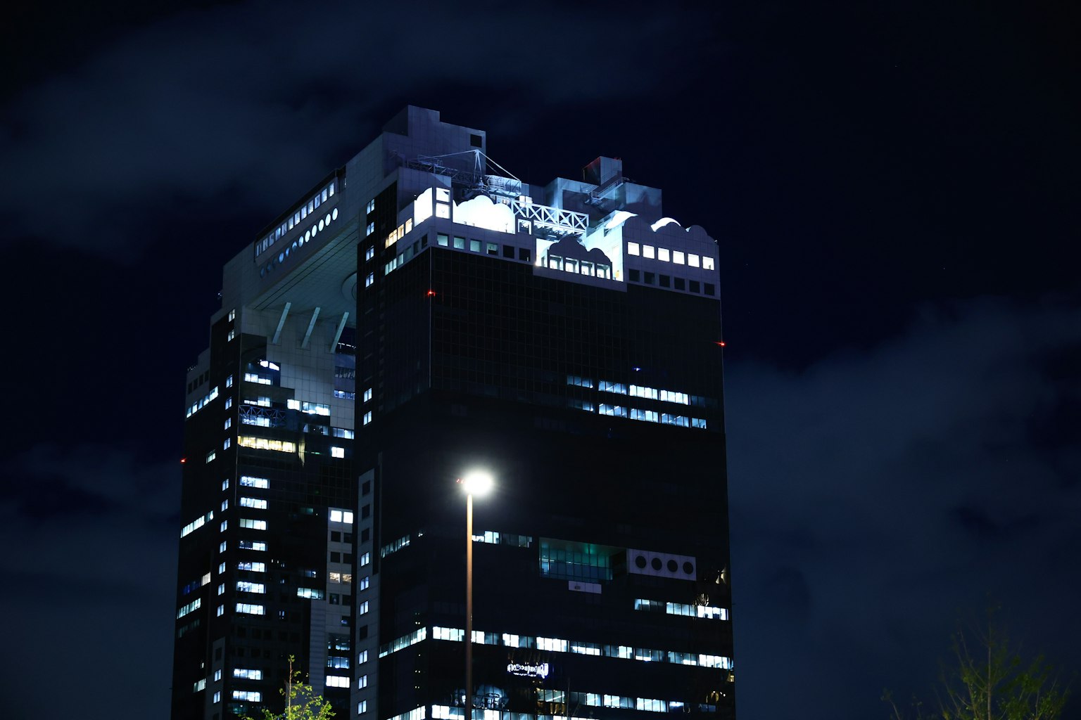 Modernes Hochhaus nachts wunderschön beleuchtet