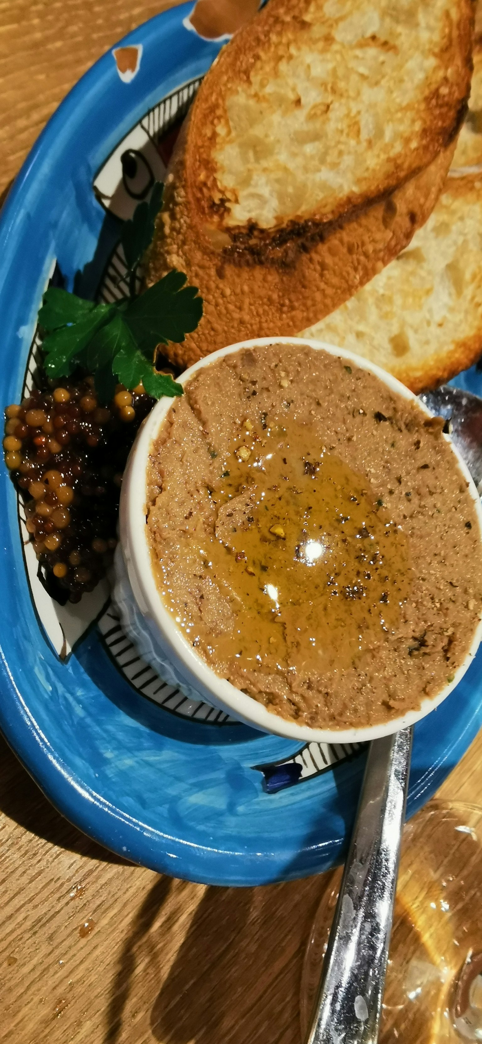 藍色盤子上的肉醬和烤麵包