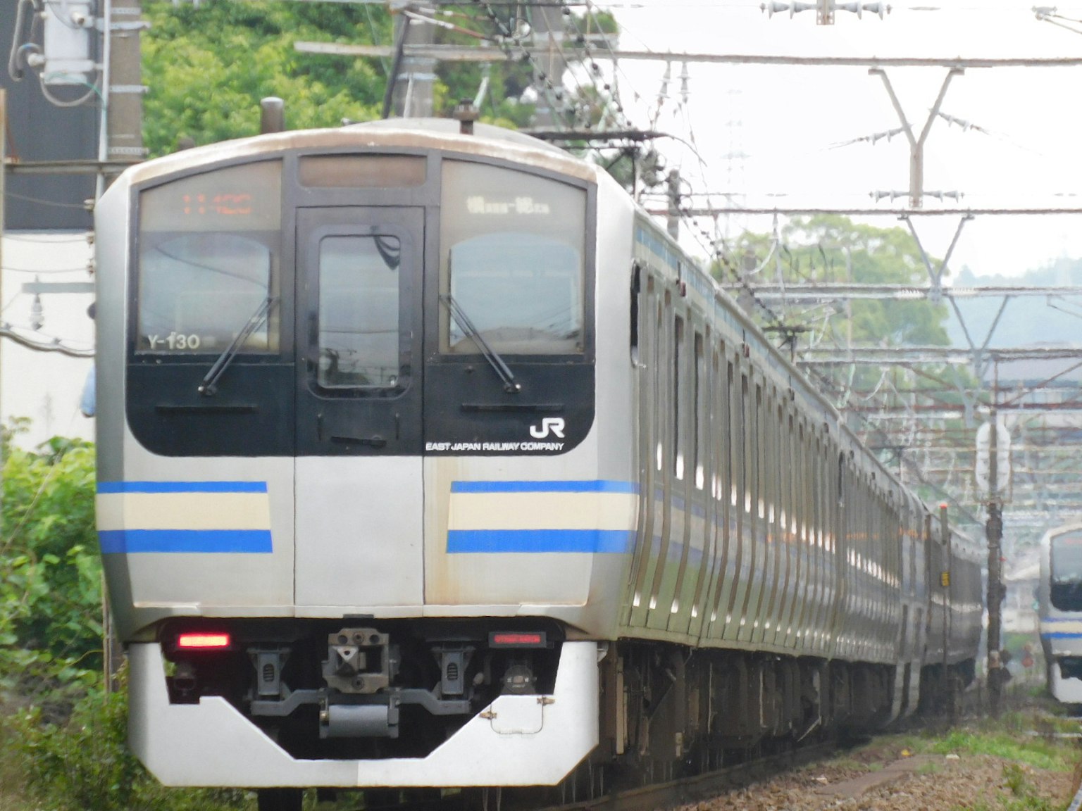 一列日本JR列车沿着轨道行驶