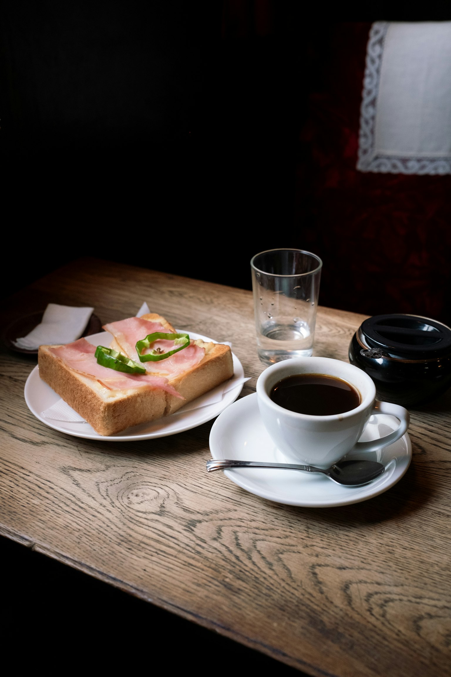 Café et toast placés sur une table en bois