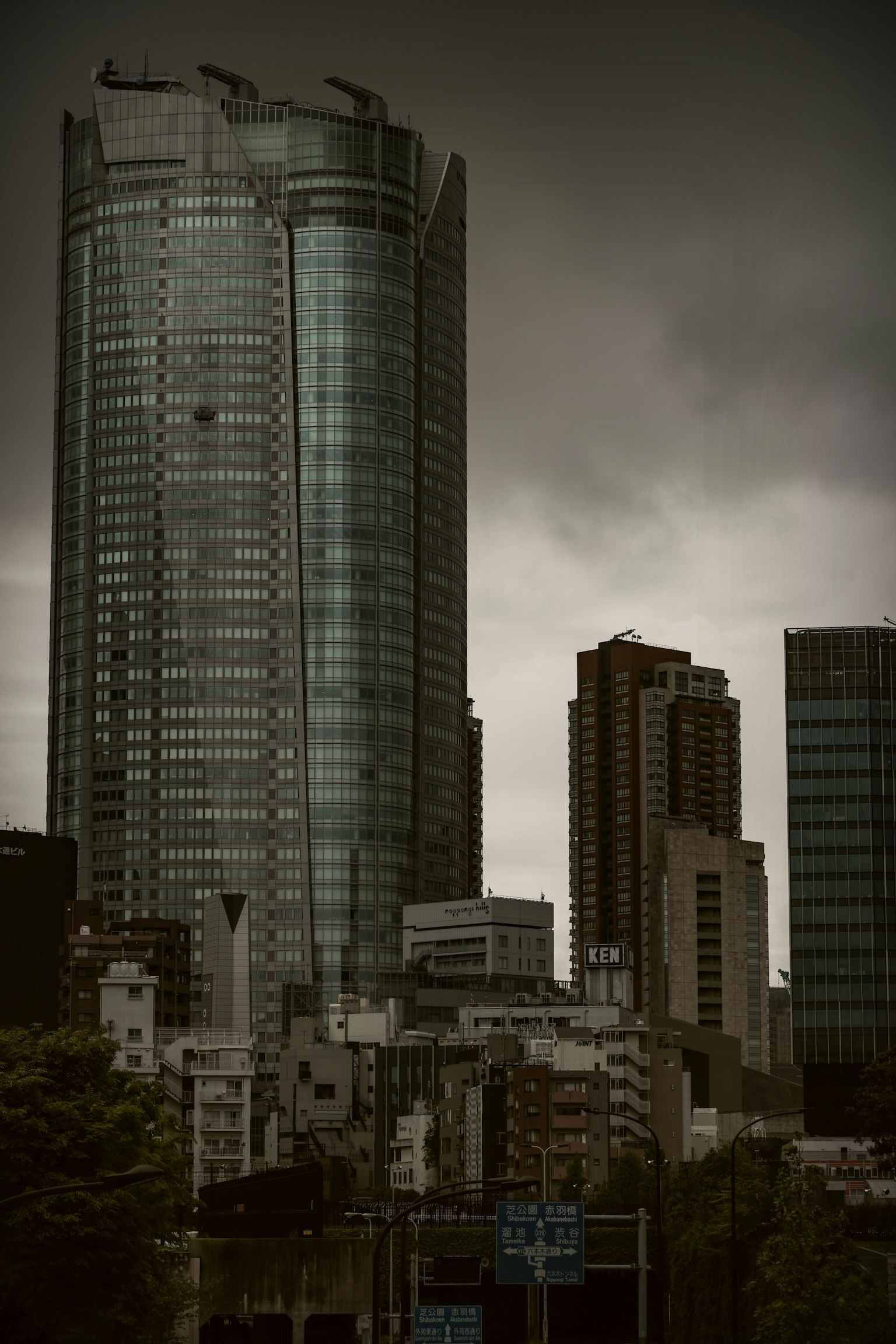 Stadtansicht mit hohen Gebäuden und bewölktem Himmel