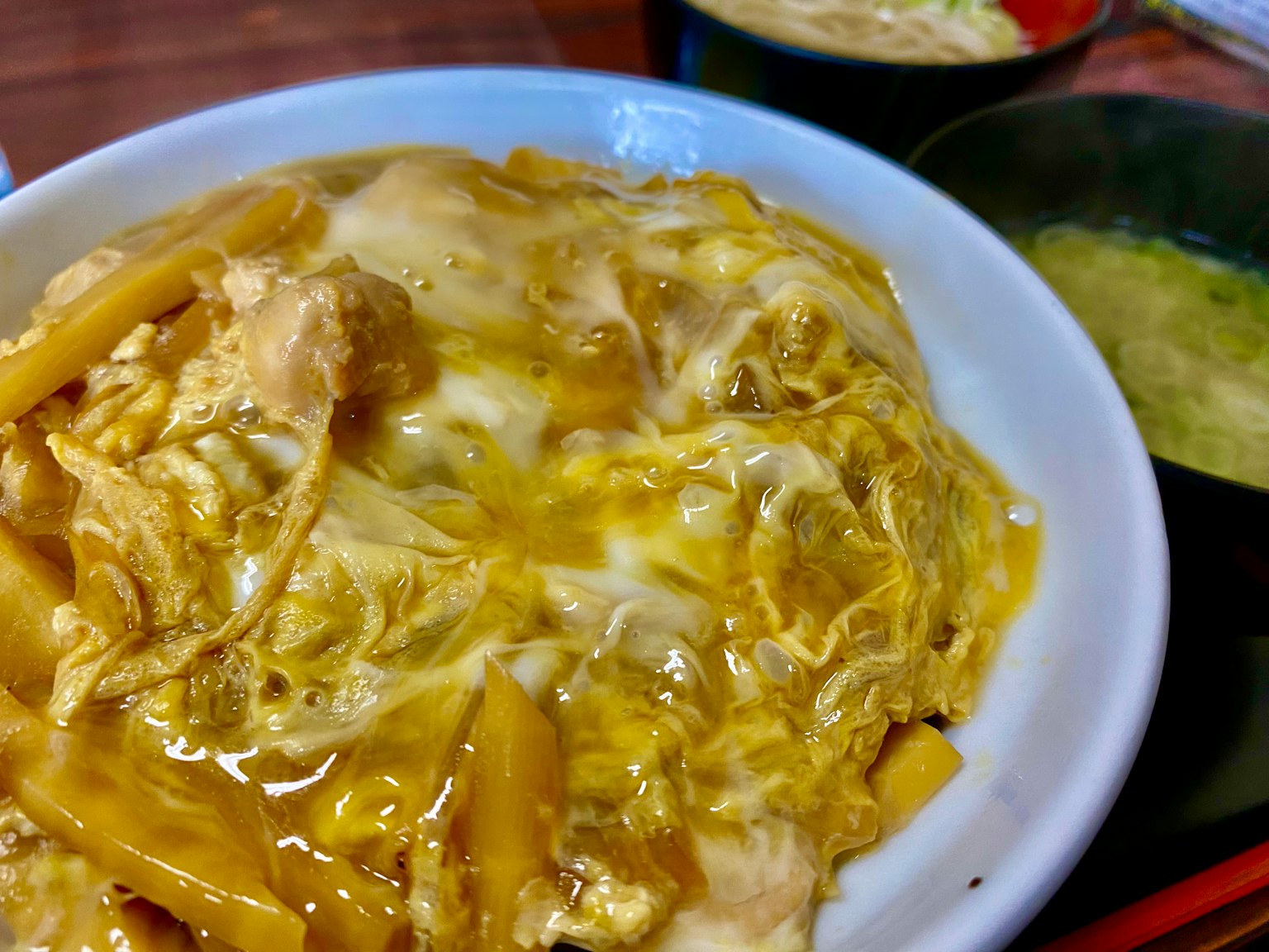 Plat de riz au poulet et œufs sauce riche et fromage fondu