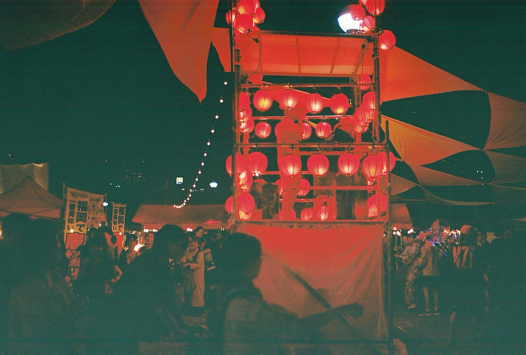 提灯と屋台のある夜の祭りの通り