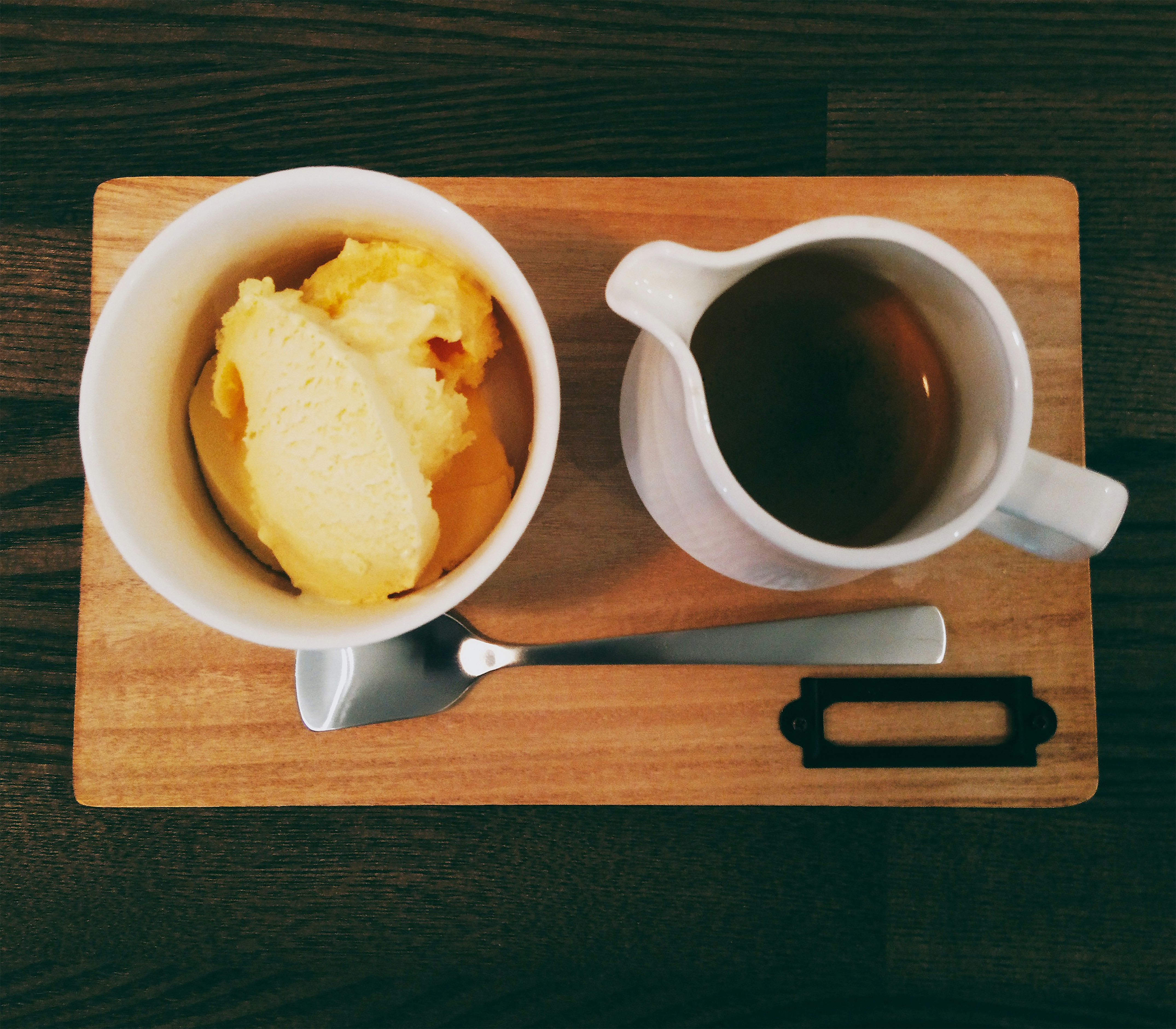 木製トレーの上のコーヒーとバターケーキ