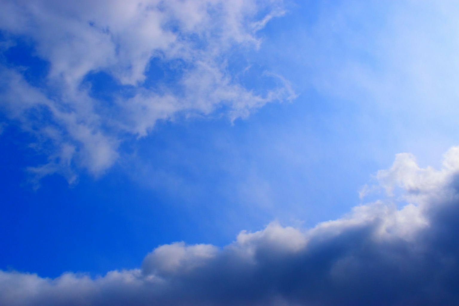 Vista scenica di un cielo blu con nuvole bianche