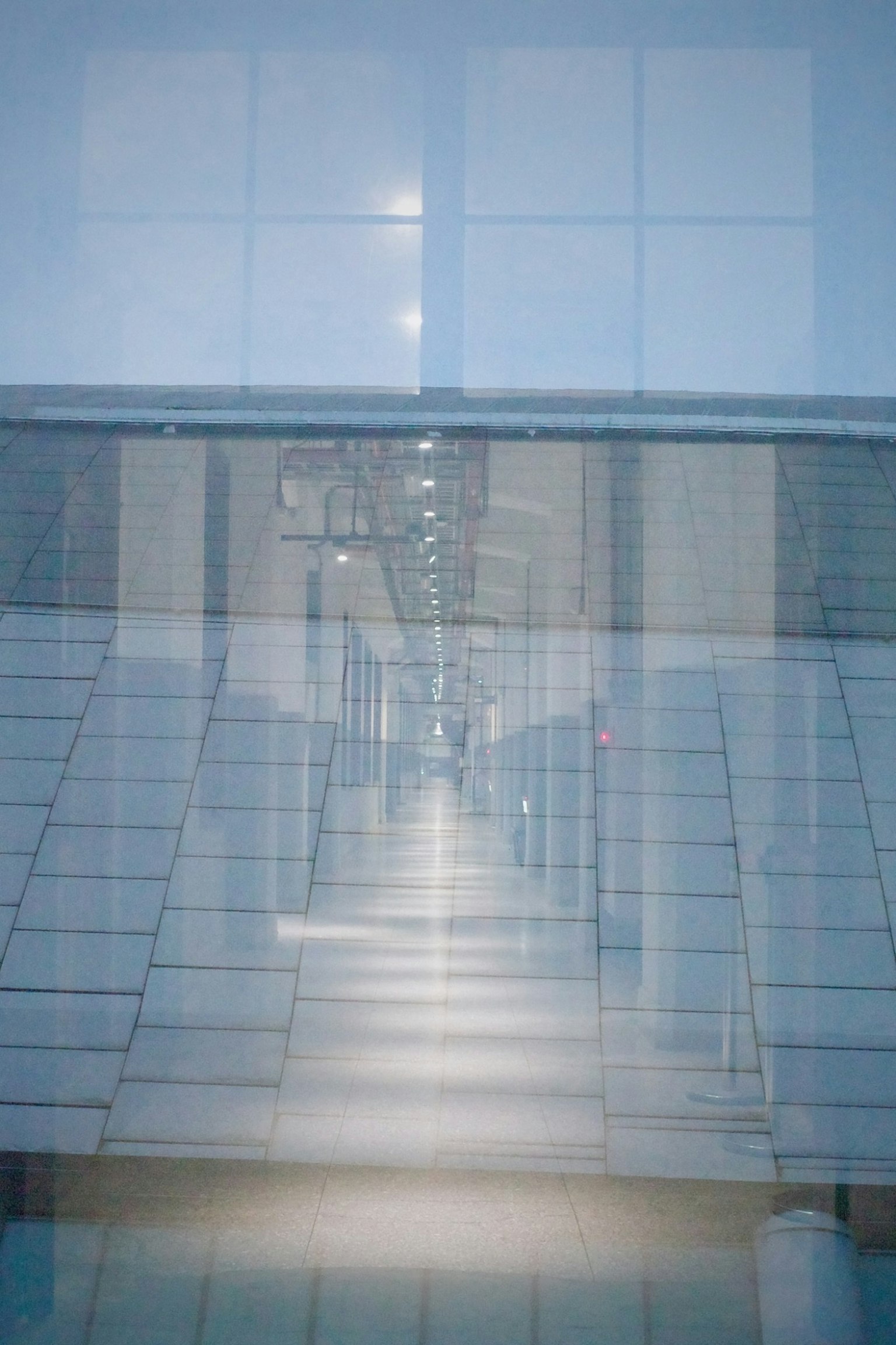 透明感のある廊下の写真 光が差し込む現代的なデザイン