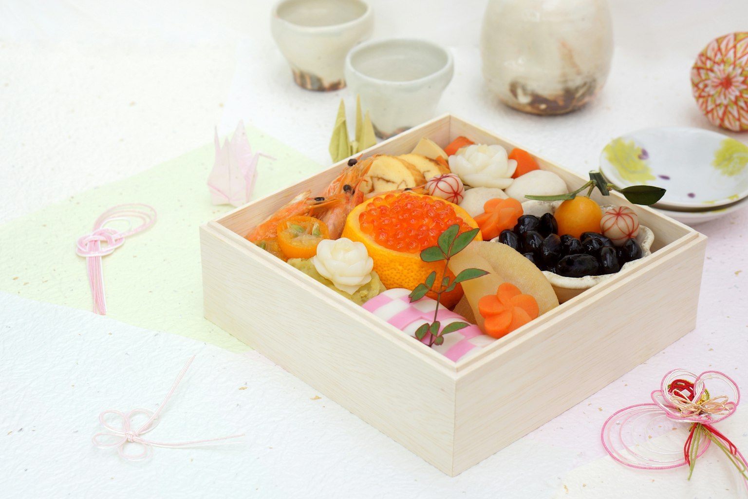 Una caja bento bellamente dispuesta con frutas y platos
