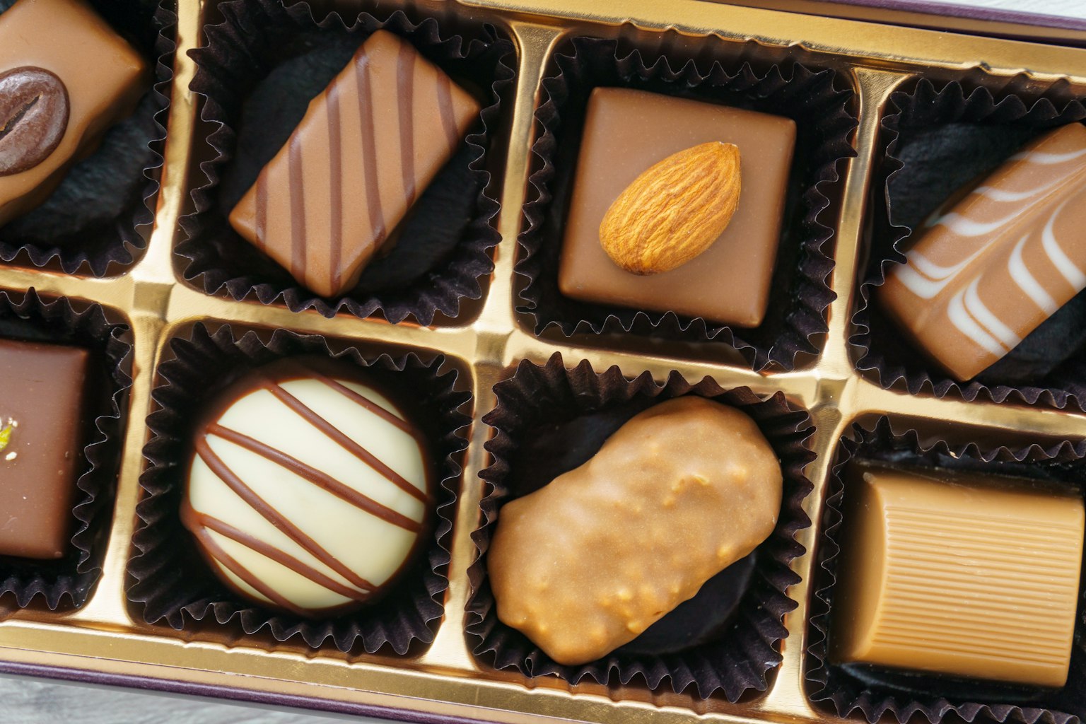 Sekotak cokelat yang tertata rapi