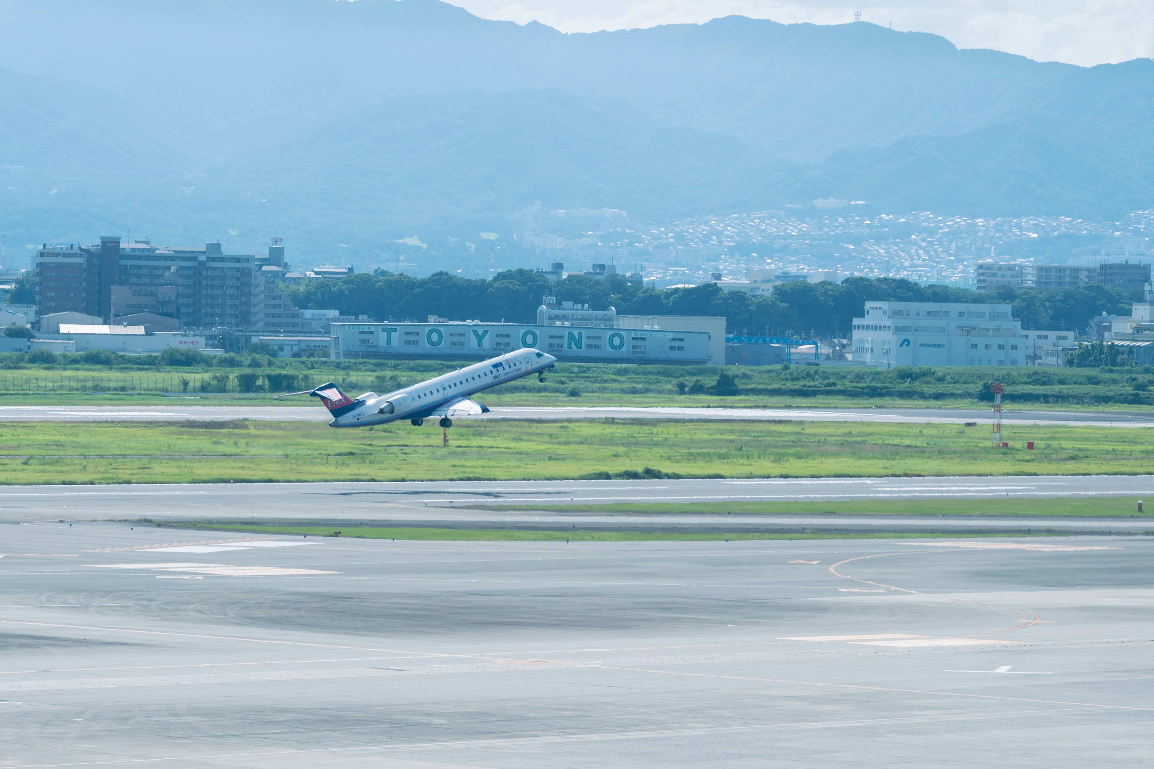 滑走路上を飛行する旅客機の離陸シーン