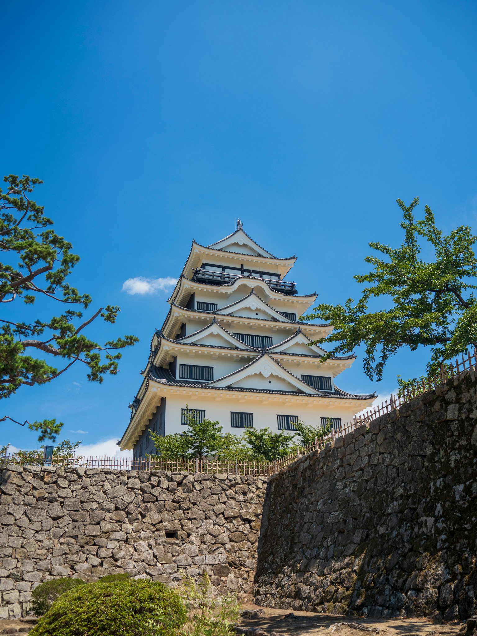 Château japonais avec une façade frappante sous un ciel bleu clair