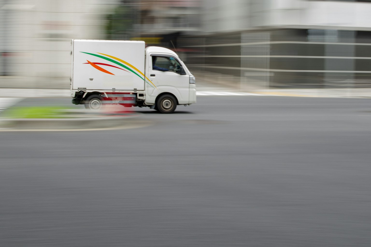 Camión blanco girando en una imagen borrosa en movimiento