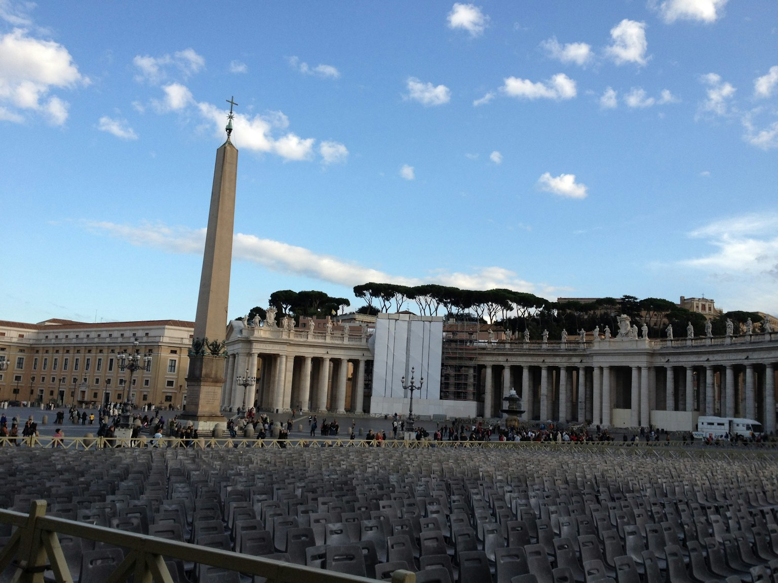Vista de la Plaza de San Pedro en el Vaticano con un obelisco y columnatas bajo un cielo azul
