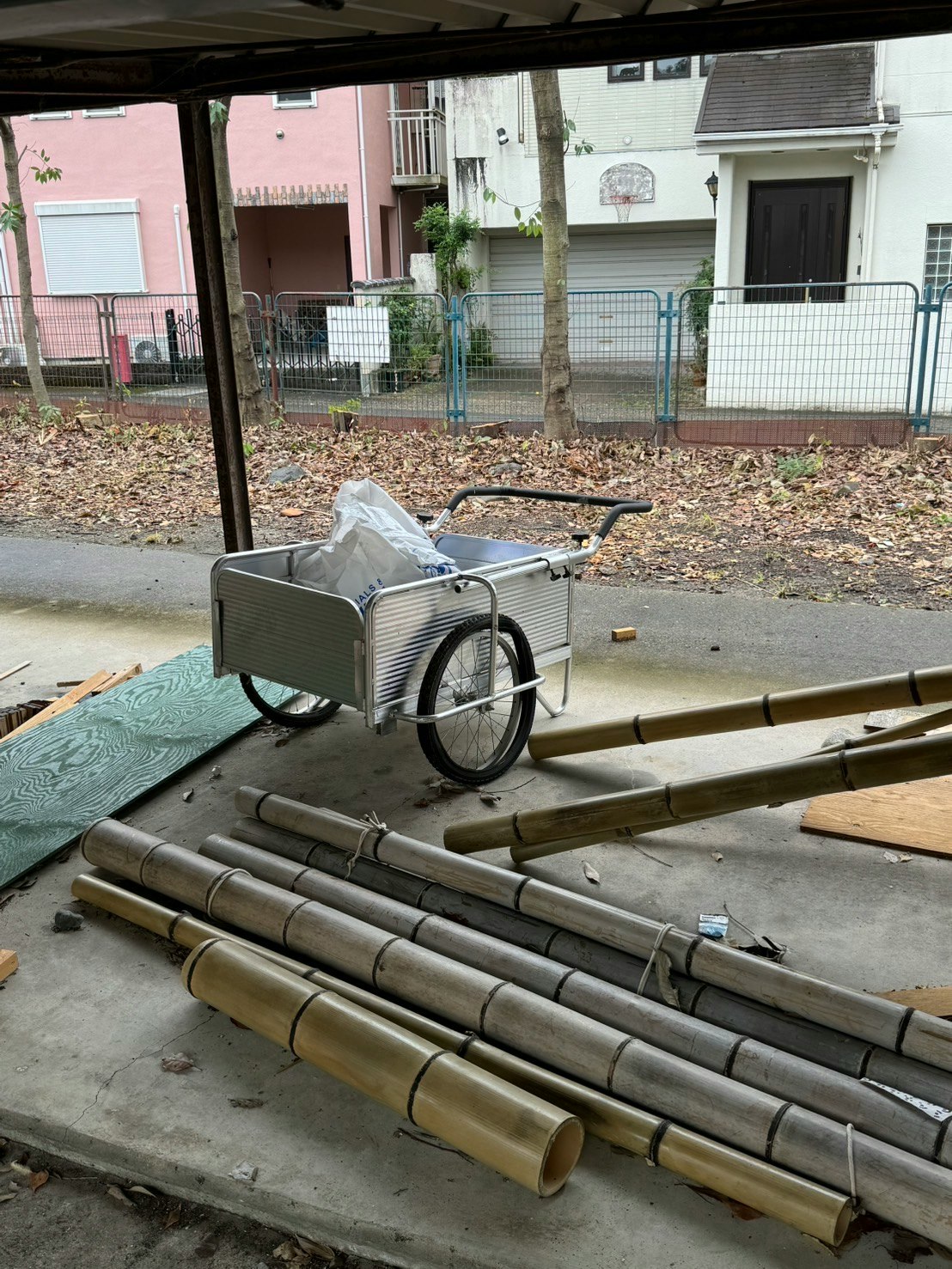 院子里摆放的竹篱笆和手推车