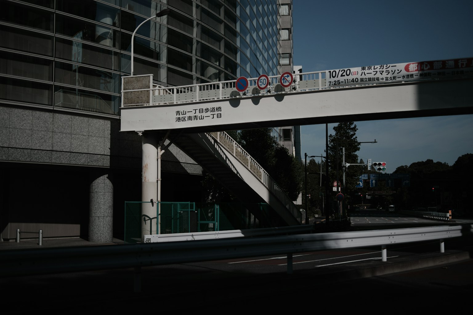 黑暗的城市场景，包括高架人行道和建筑物