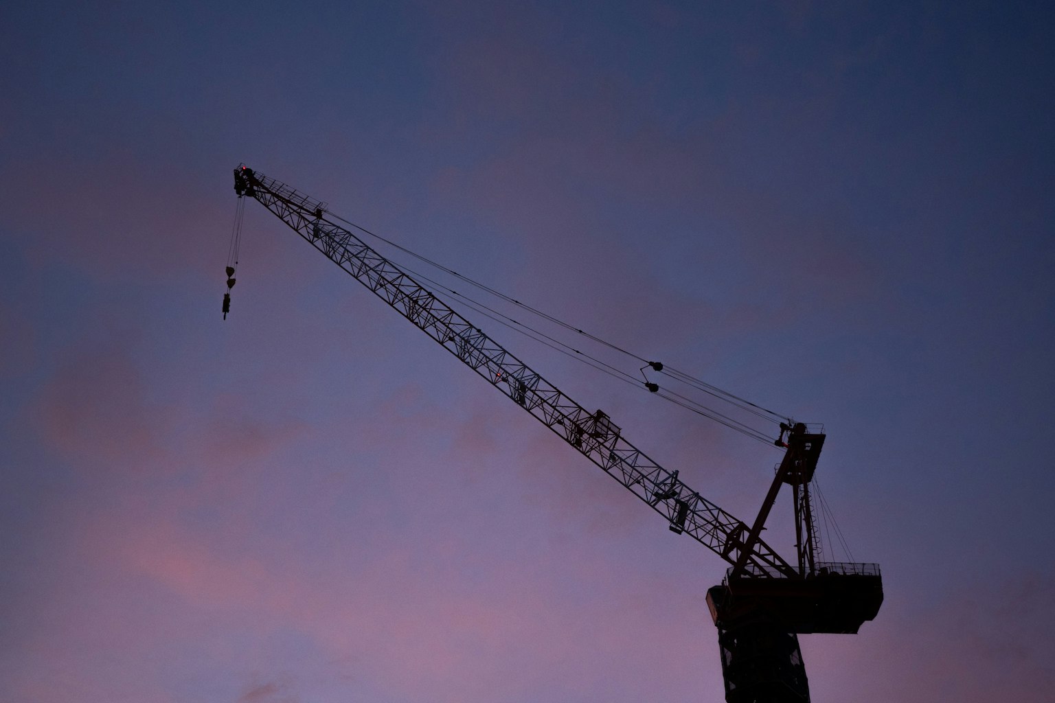 Siluet crane melawan langit senja