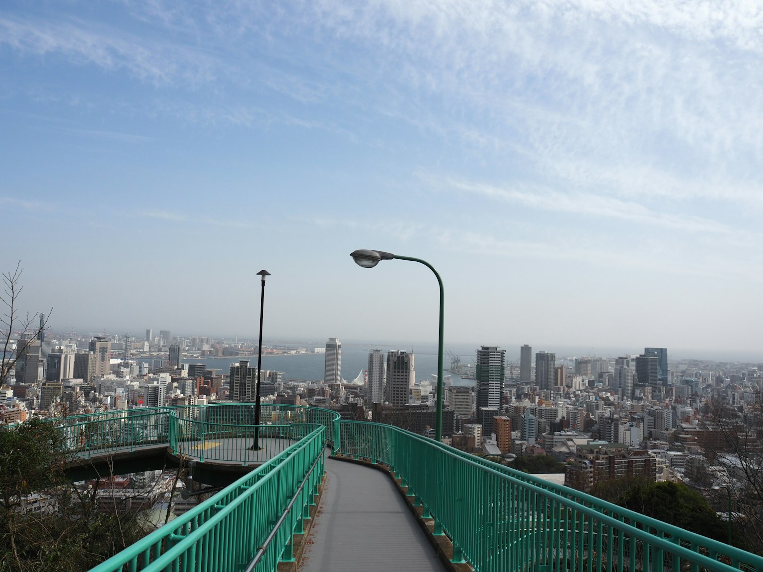 Vista dello skyline urbano da un punto panoramico con un sentiero con parapetto verde