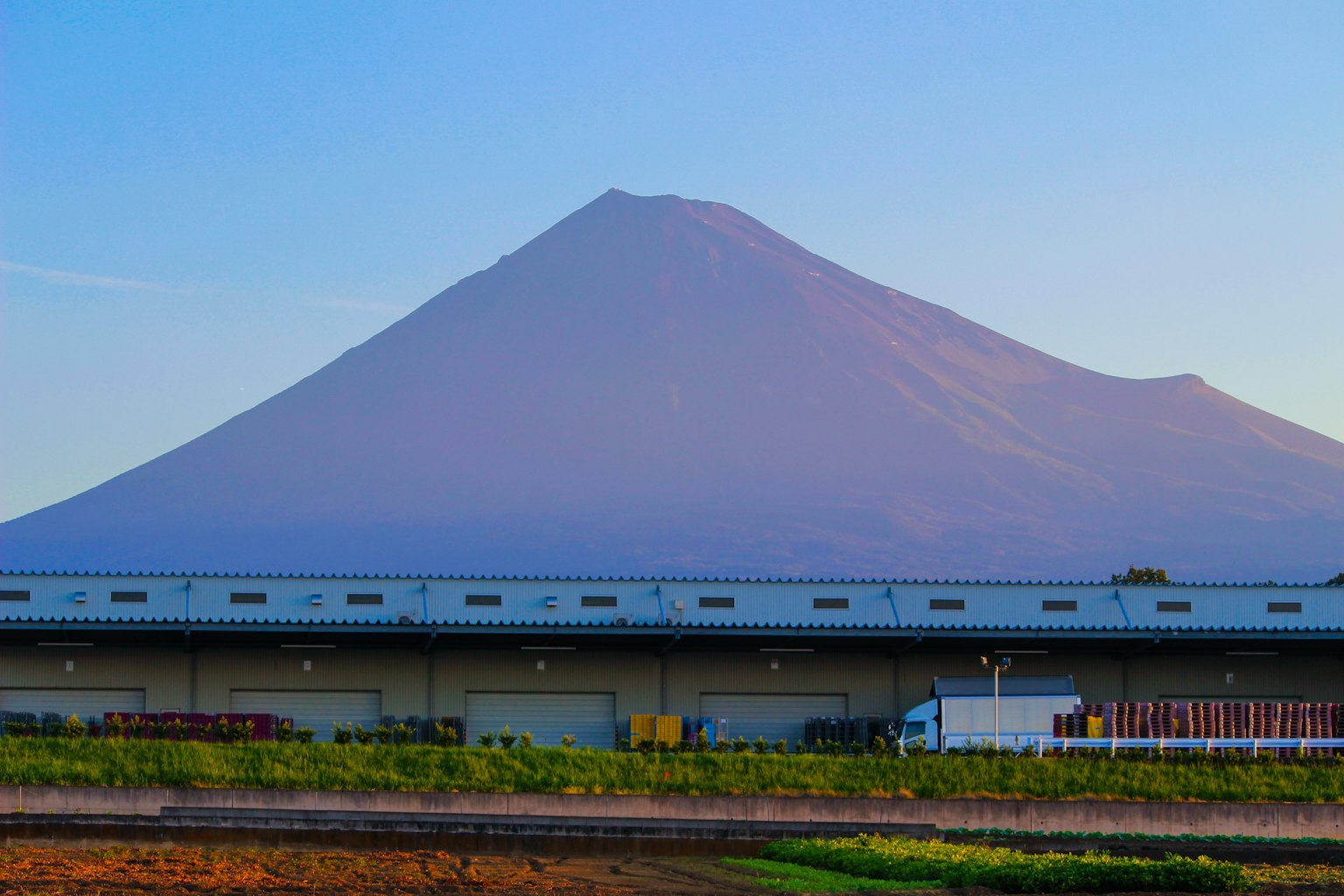 富士山与晴朗的蓝天和周围的农田