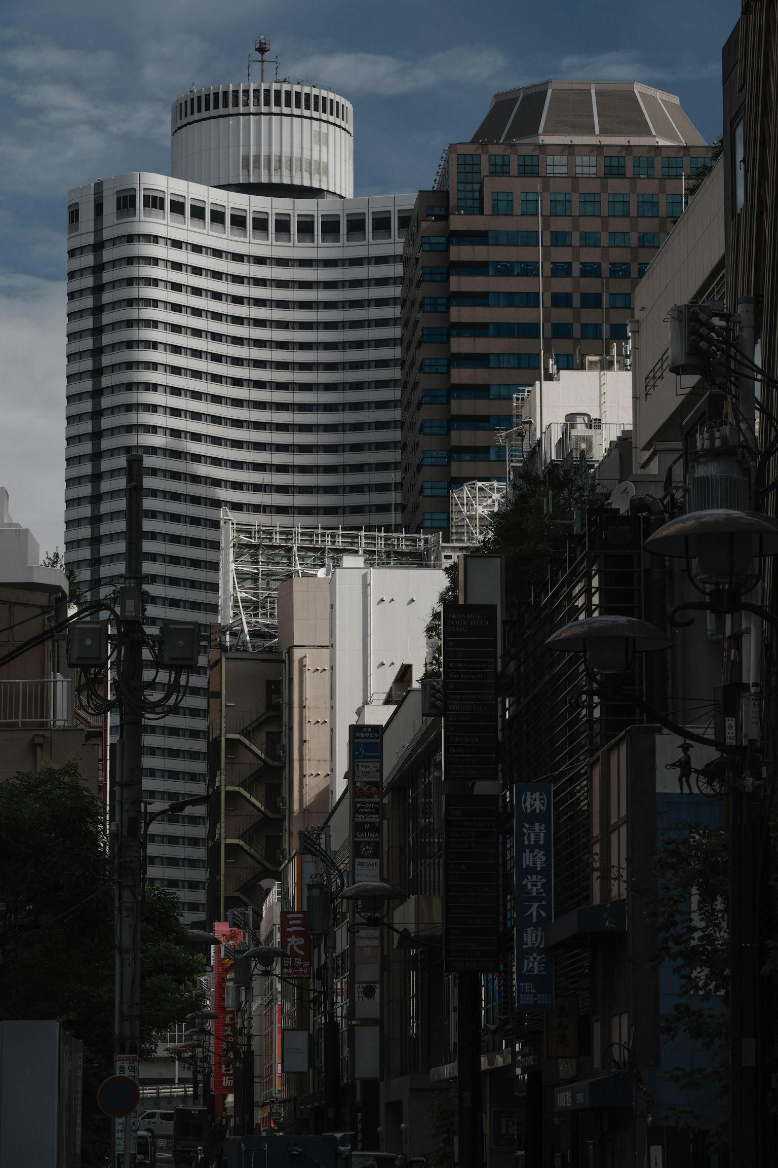 Escena urbana con edificios altos y calle estrecha